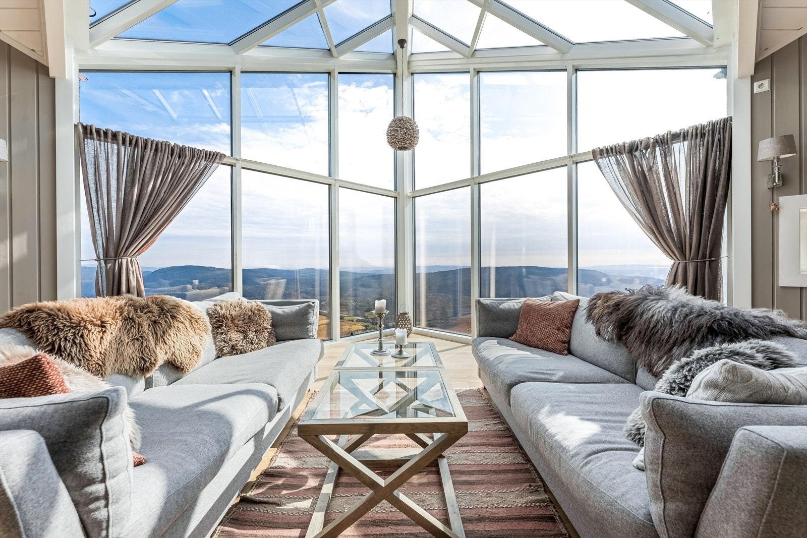 Flott utsikt utover Krøderen og resten av landskapet. Galleribilde