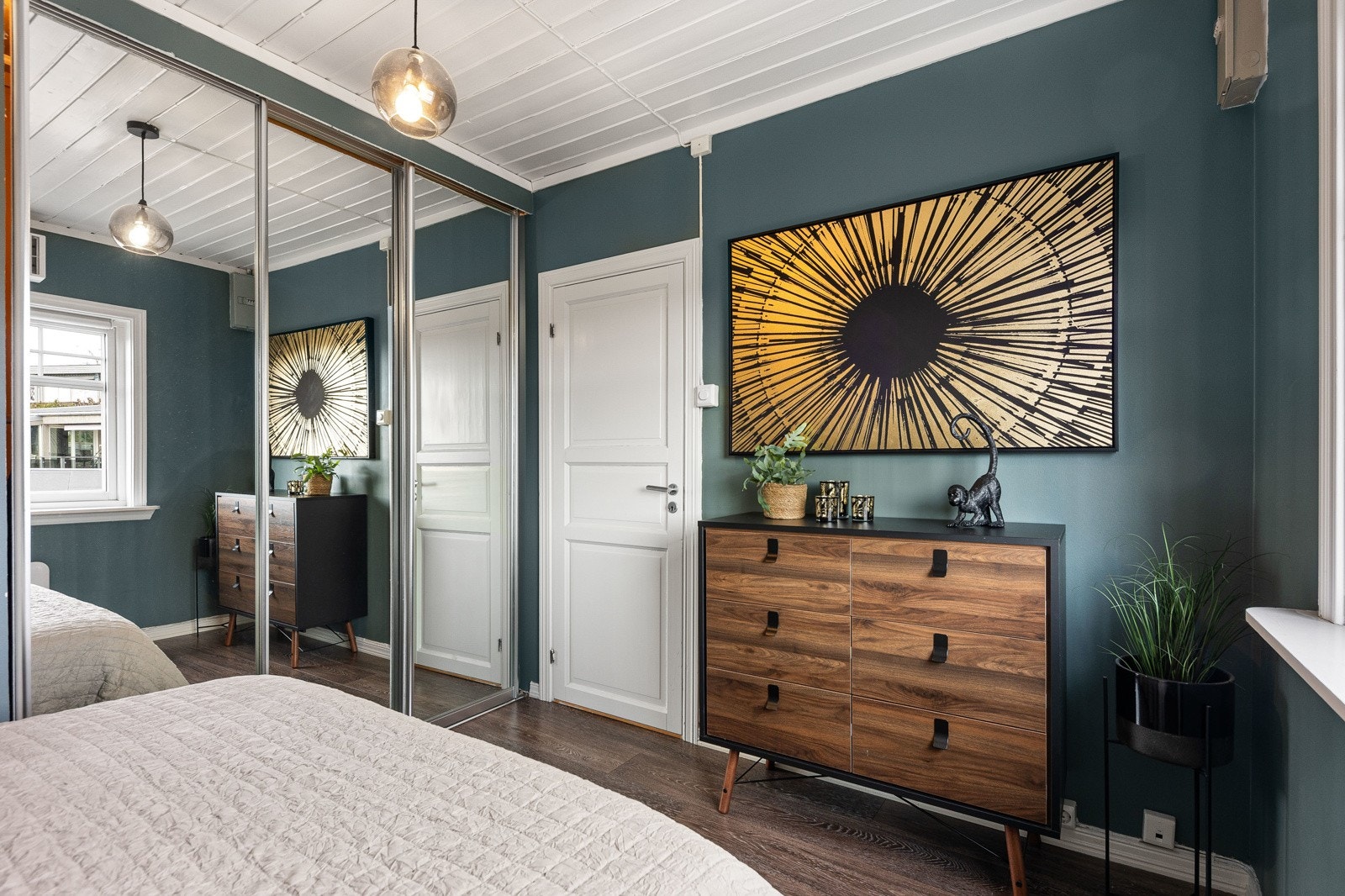 To av soverommene oppe er innredet med en stor skyvedørsgarderobe. Galleribilde