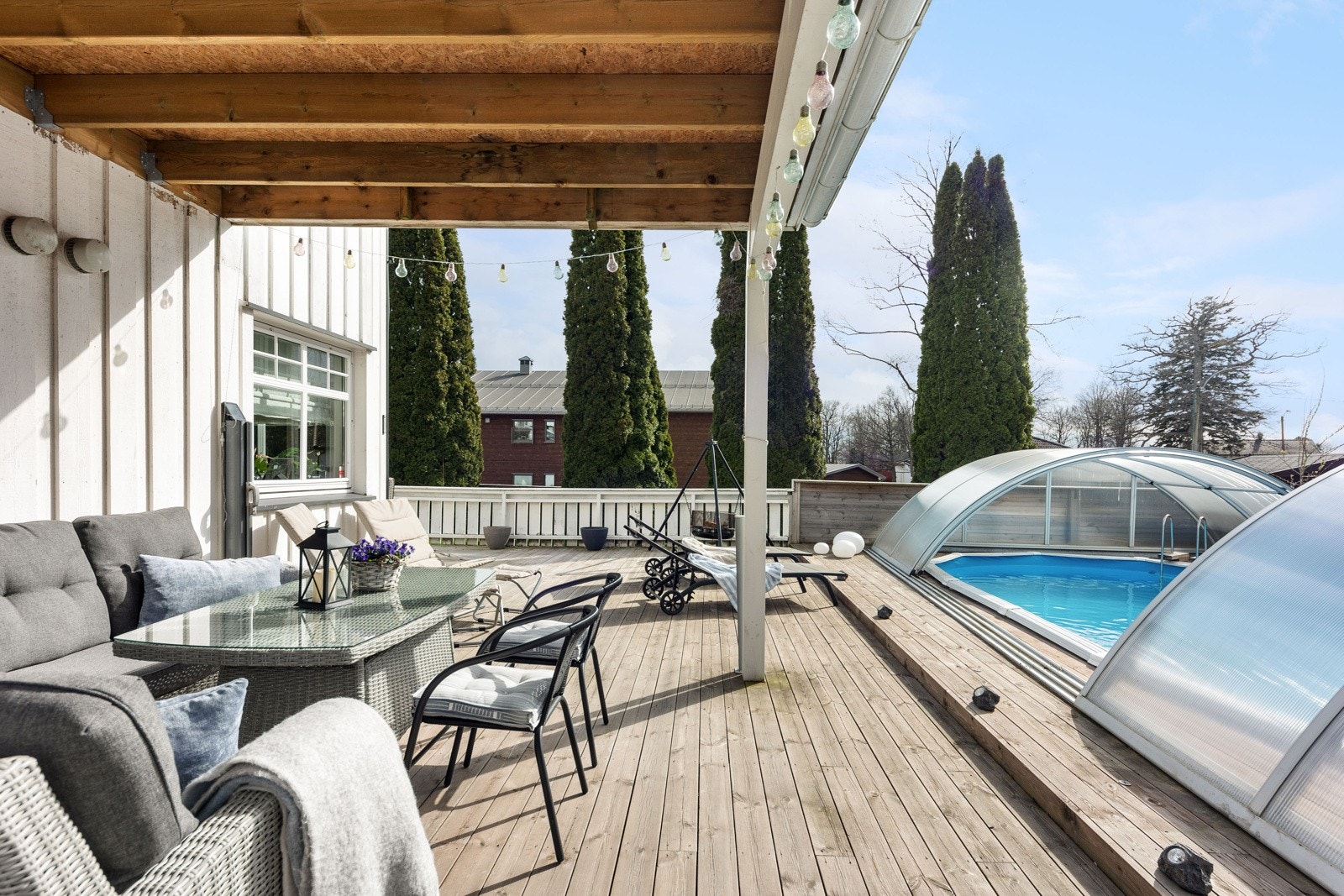 Stuen har utgang til en herlig og delvis overbygget terrasse på ca. 60 kvm. Galleribilde