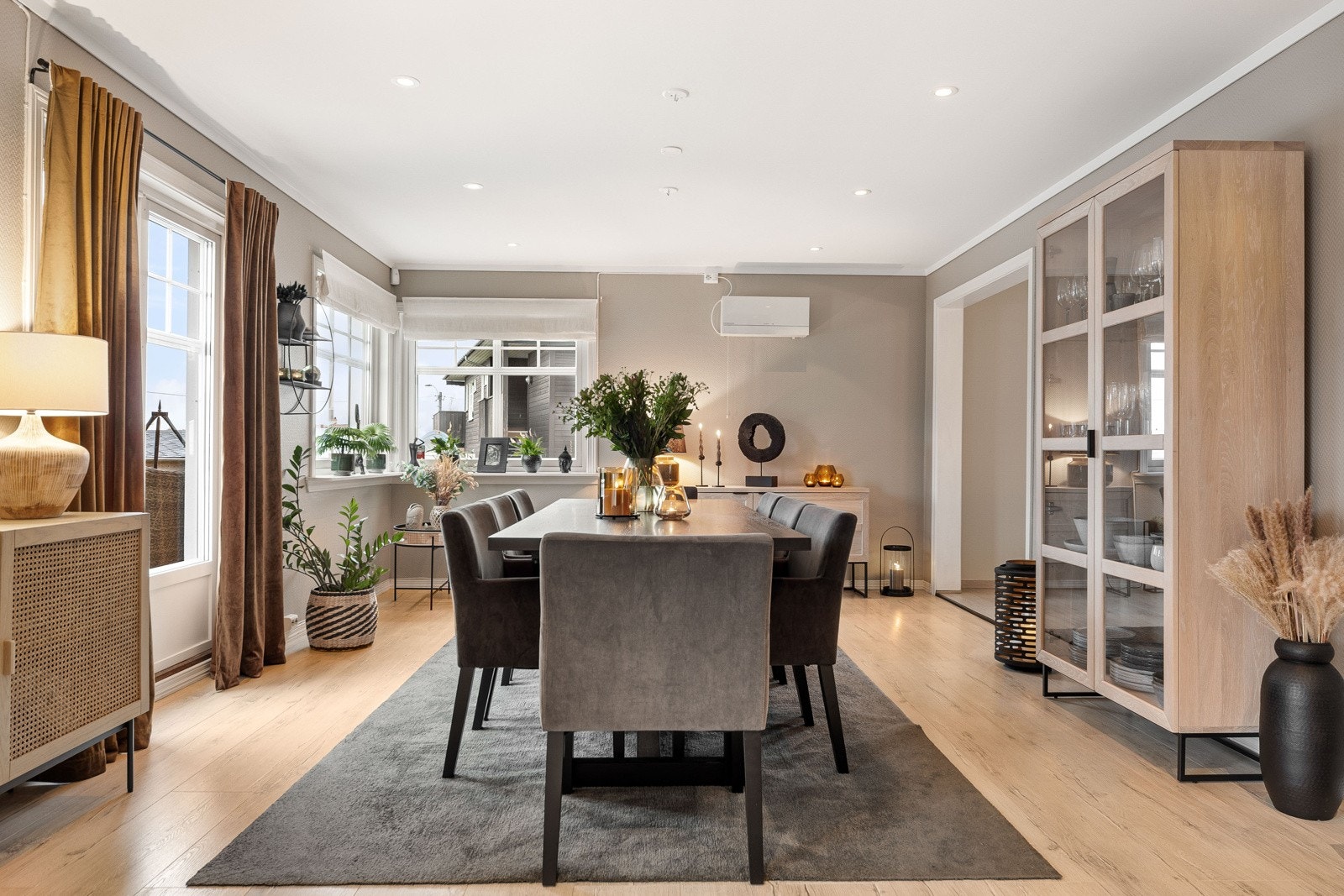 Stuen er naturlig inndelt i ulike brukssoner, og det passer utmerket å innrede med spiseplass utenfor kjøkkenet. Galleribilde