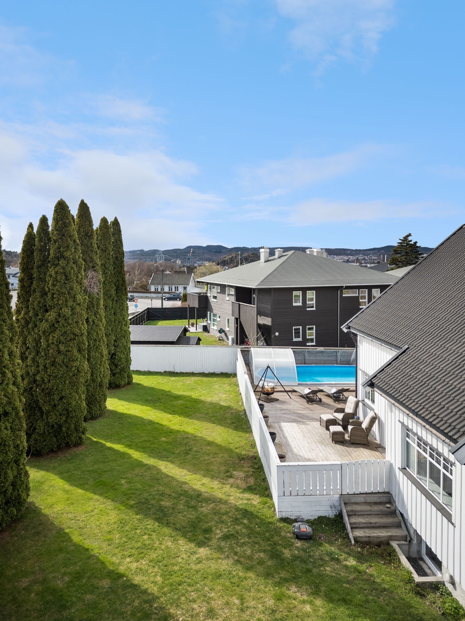 Hagen har god plass til trampoline, lekeapparater, ballspill og andre aktiviteter året rundt. Galleribilde