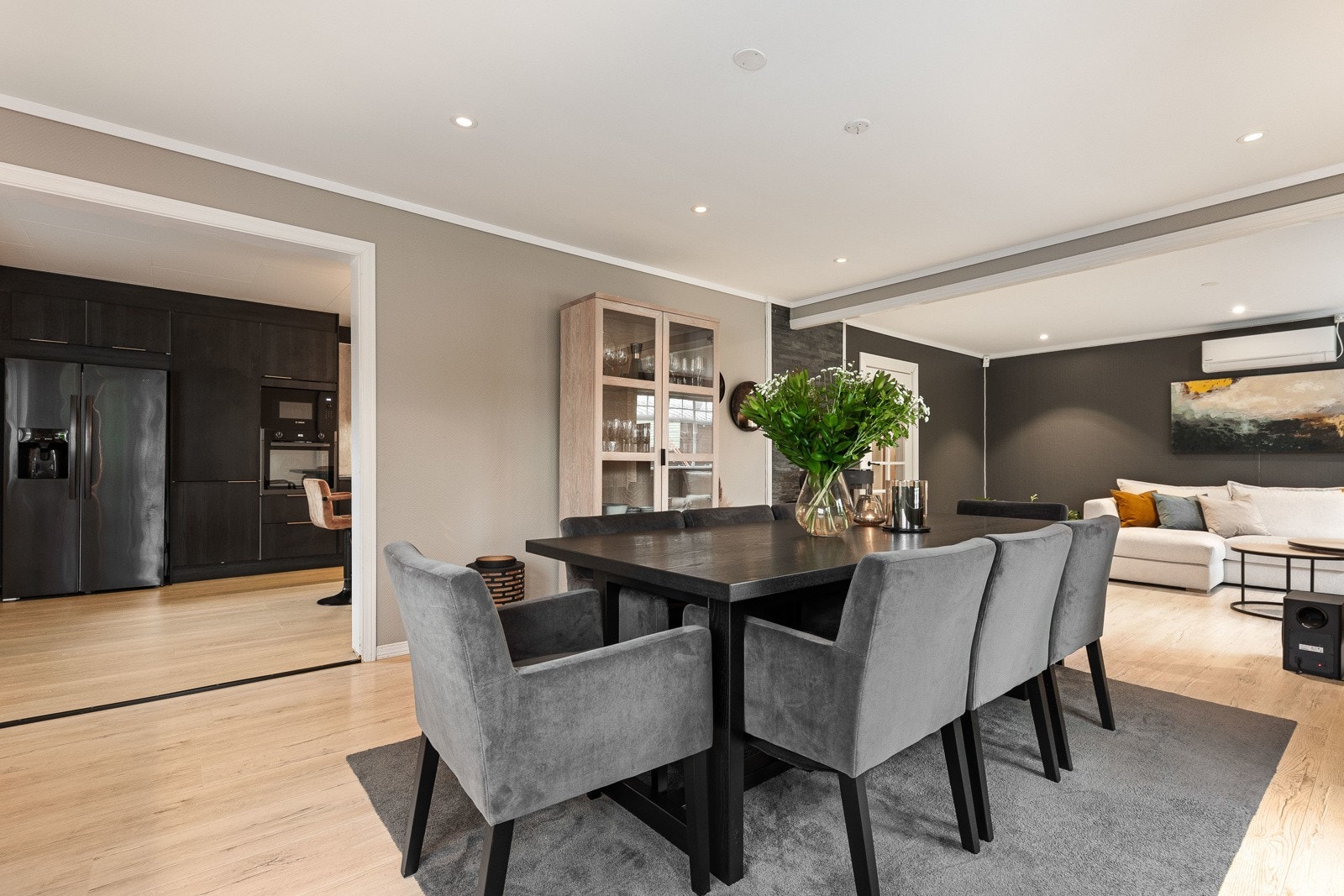 Stuen er et åpent og lekkert oppholdsrom, som innbyr til hygge fra tidlig morgen til sent på kveld. Galleribilde