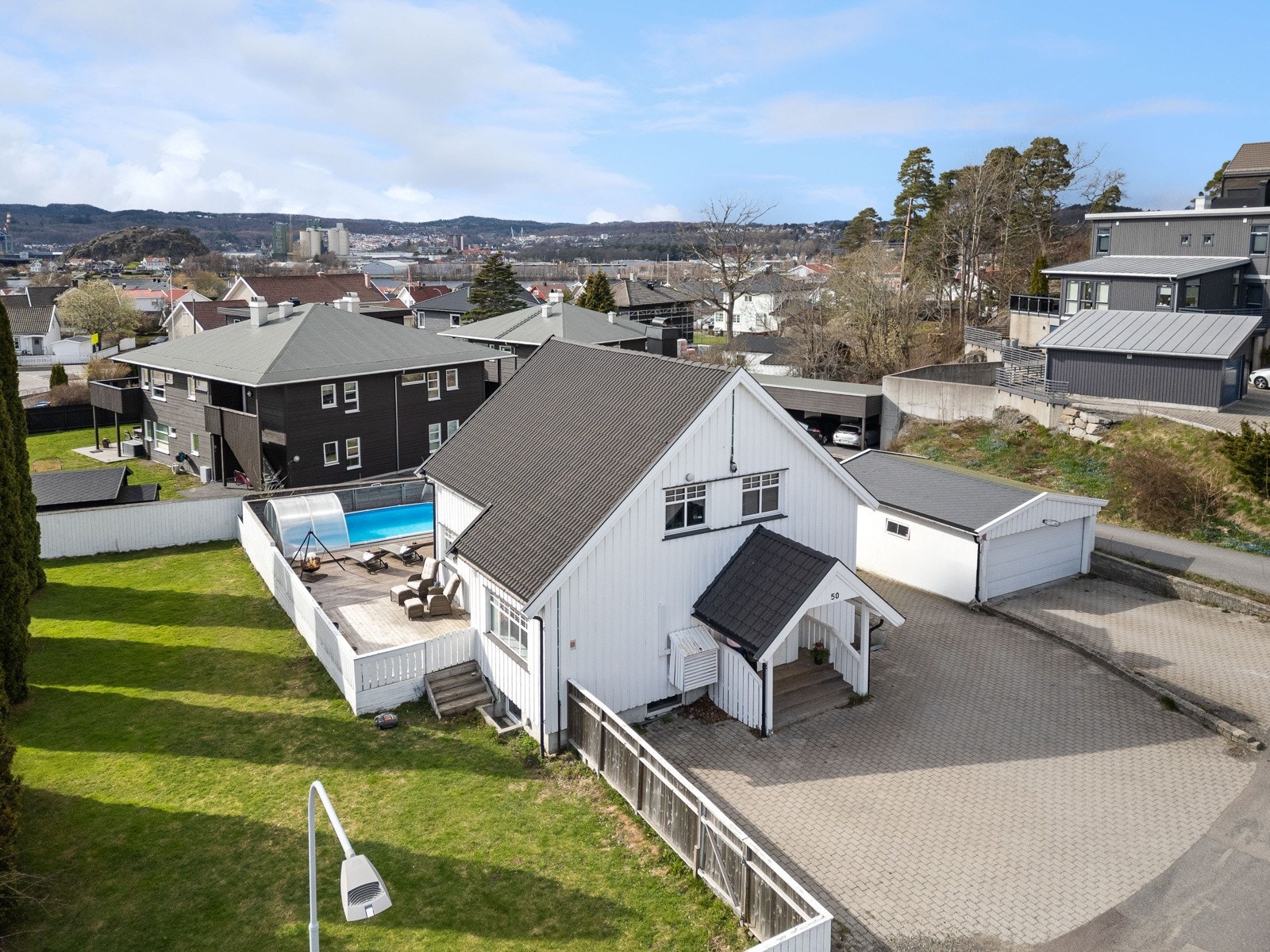Bilen parkeres i en dobbelgarasje eller på to gårdsplasser med belegningsstein. Galleribilde