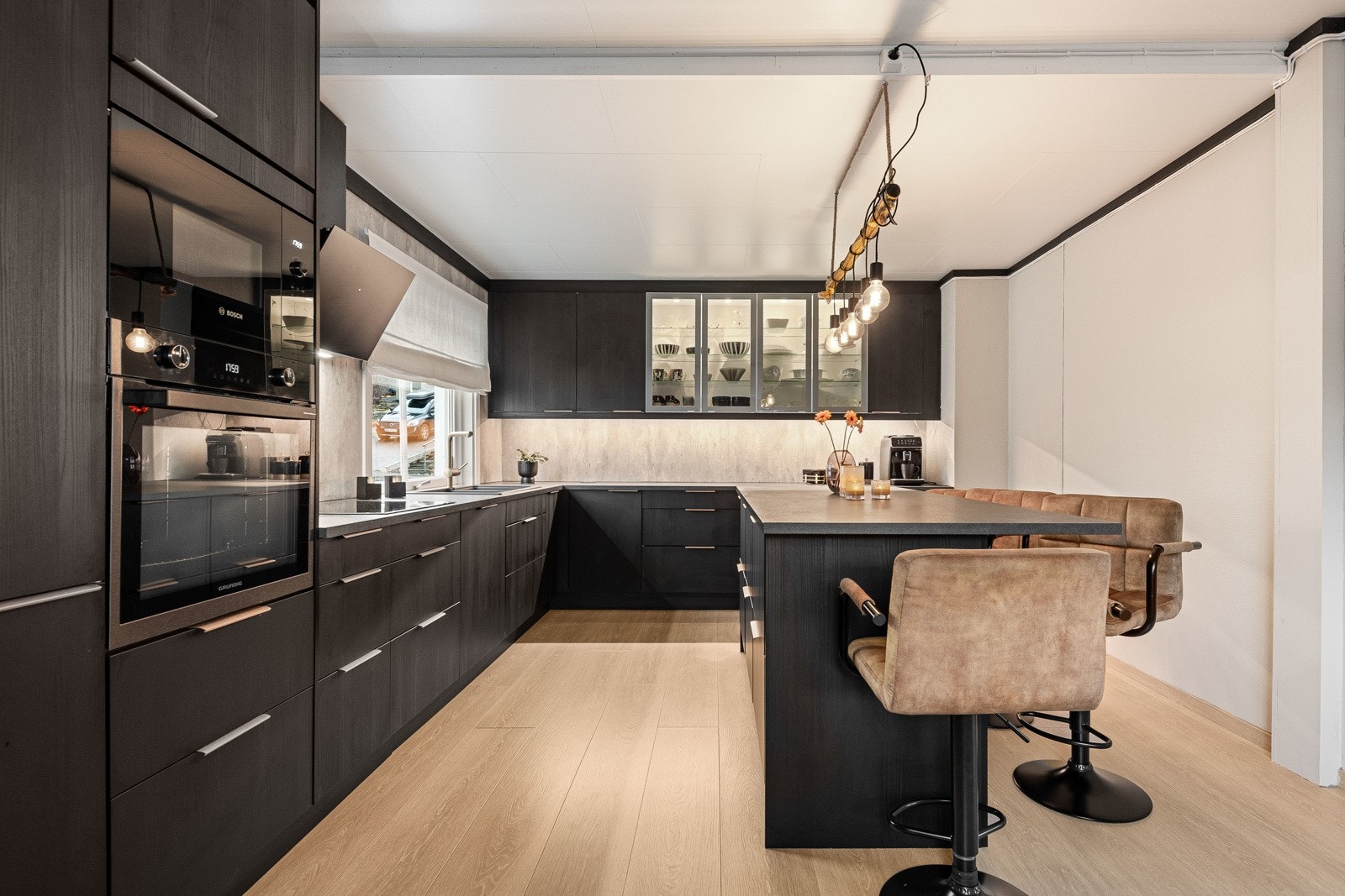 Kjøkkenet er utstyrt med integrerte hvitevarer - inkludert vinskap og mikrobølgeovn. Galleribilde