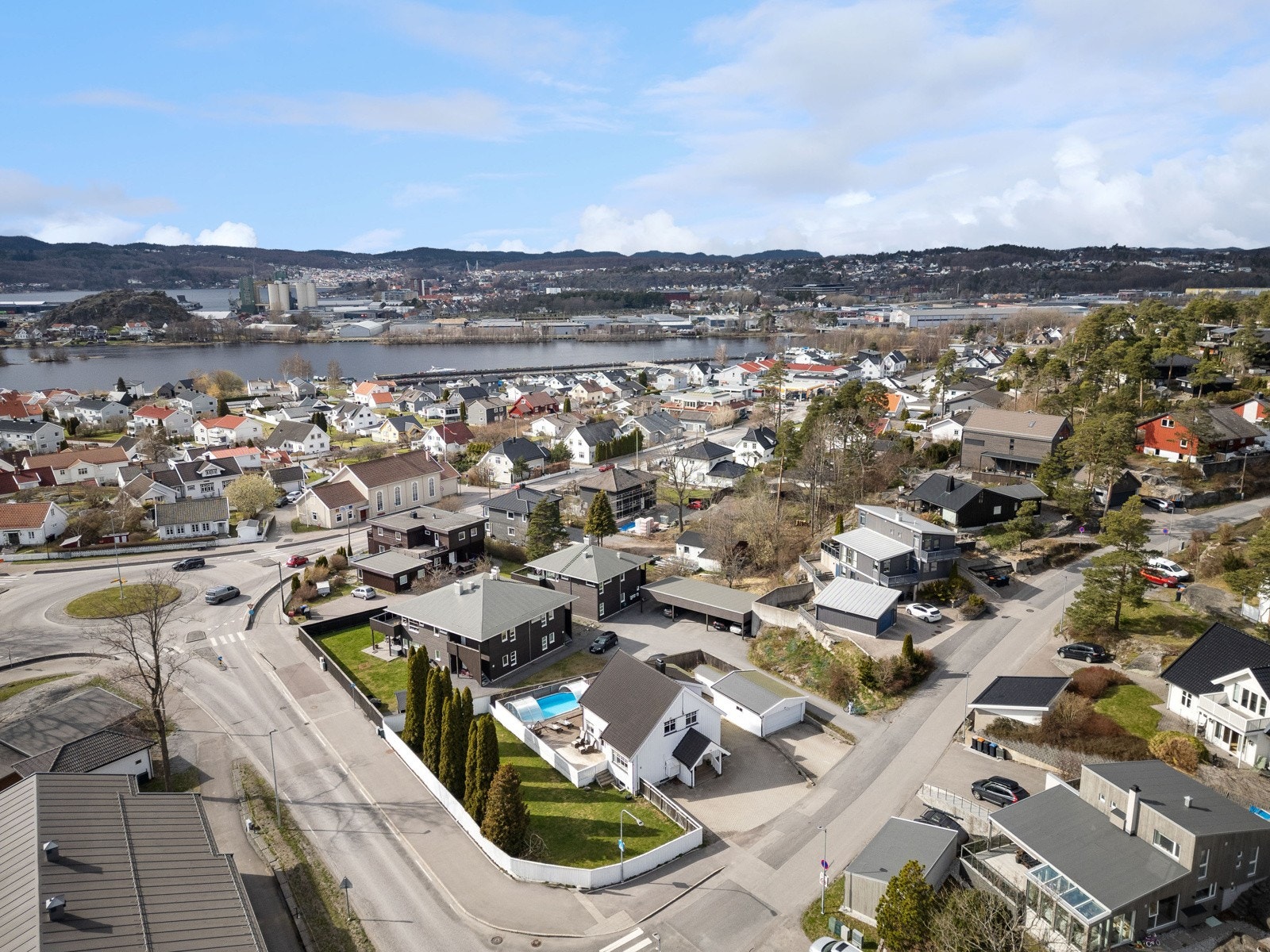 Fra boligen er det umiddelbar nærhet til buss, skoler, butikker og nydelige badeplasser langs fjorden. Galleribilde