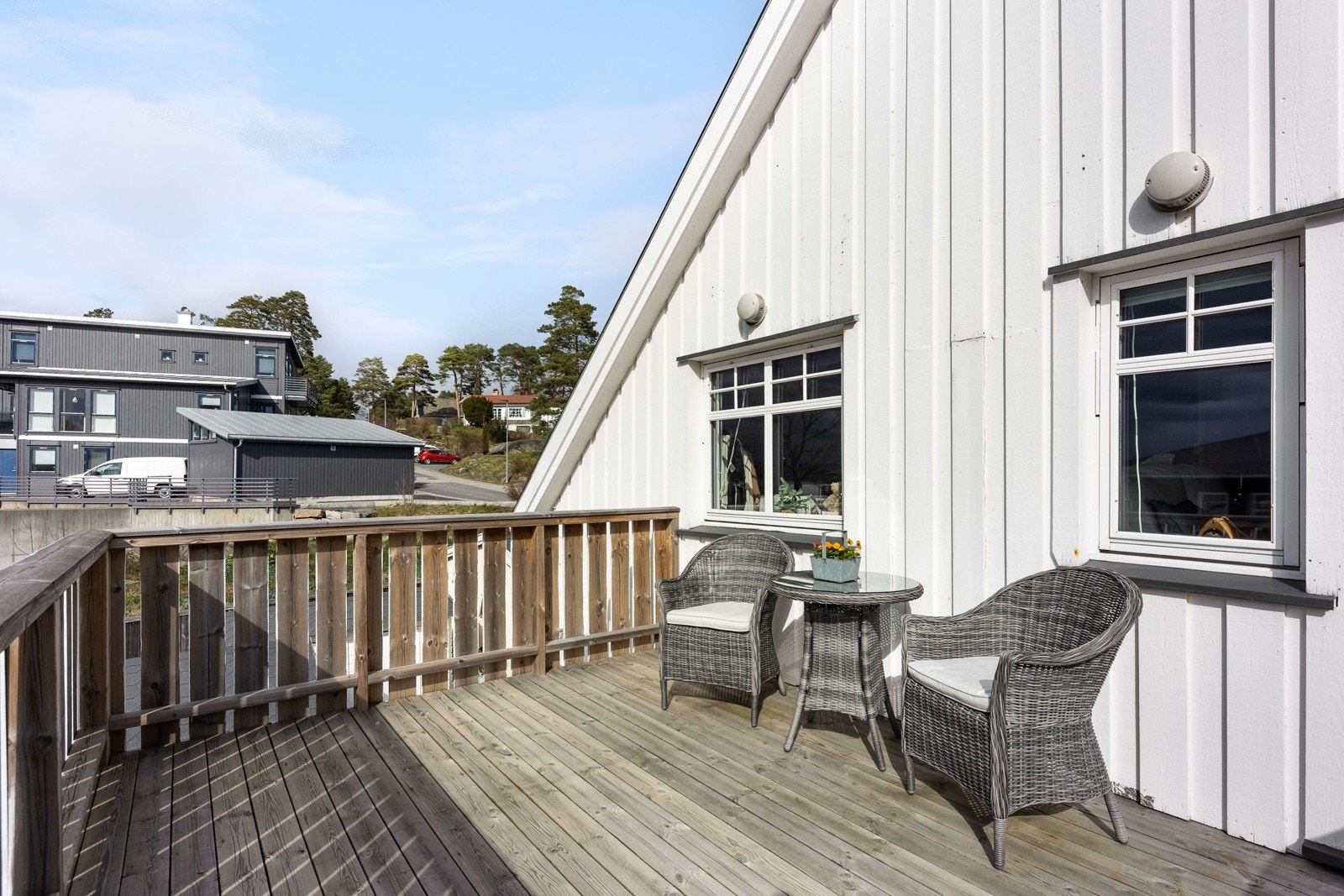 verandaen har god størrelse med plass til en sittegruppe og planter. Galleribilde
