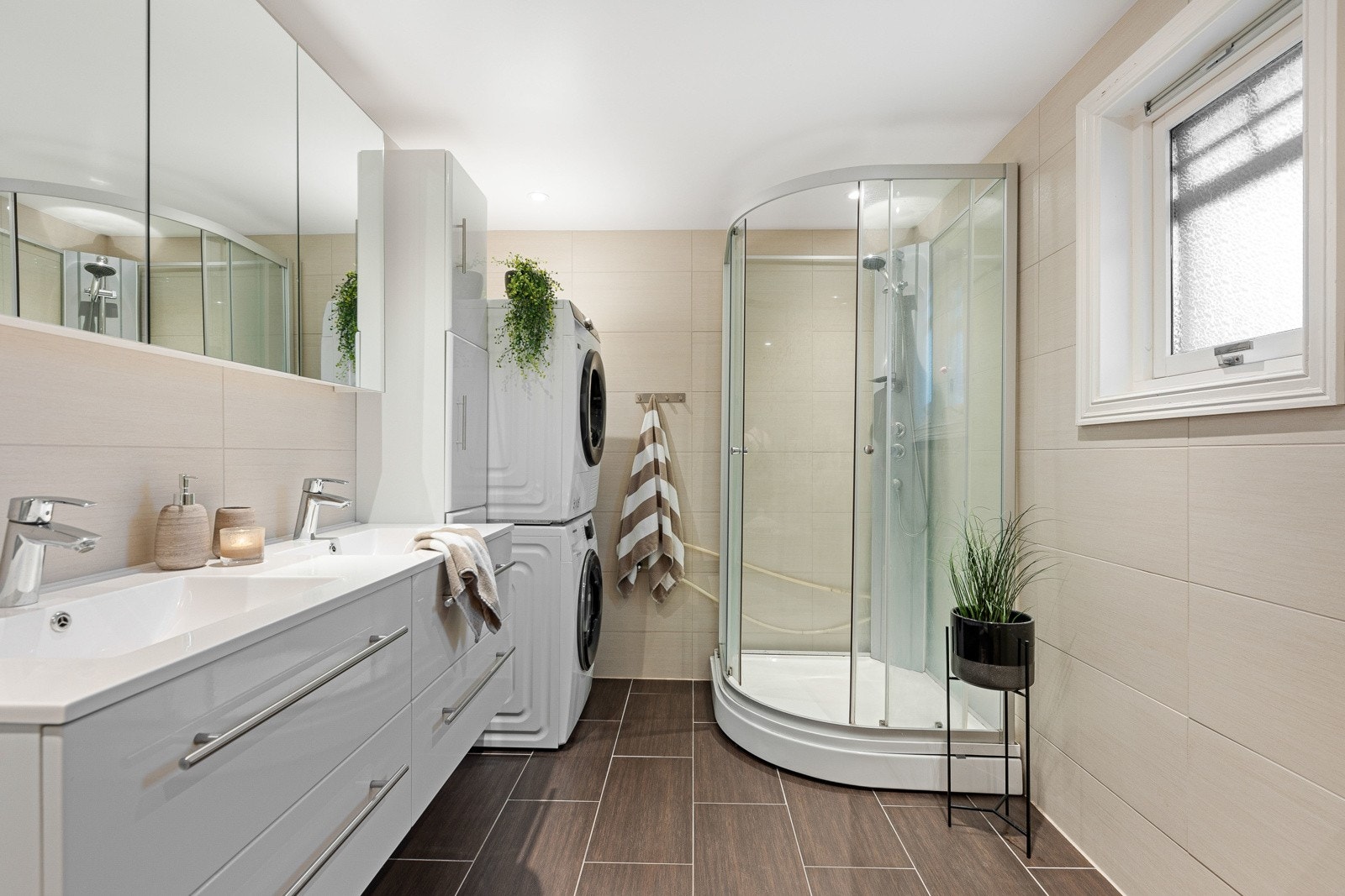 Planløsningen byr på to bad med varmekabler, ett i kjelleren og ett i andre etasje. Galleribilde