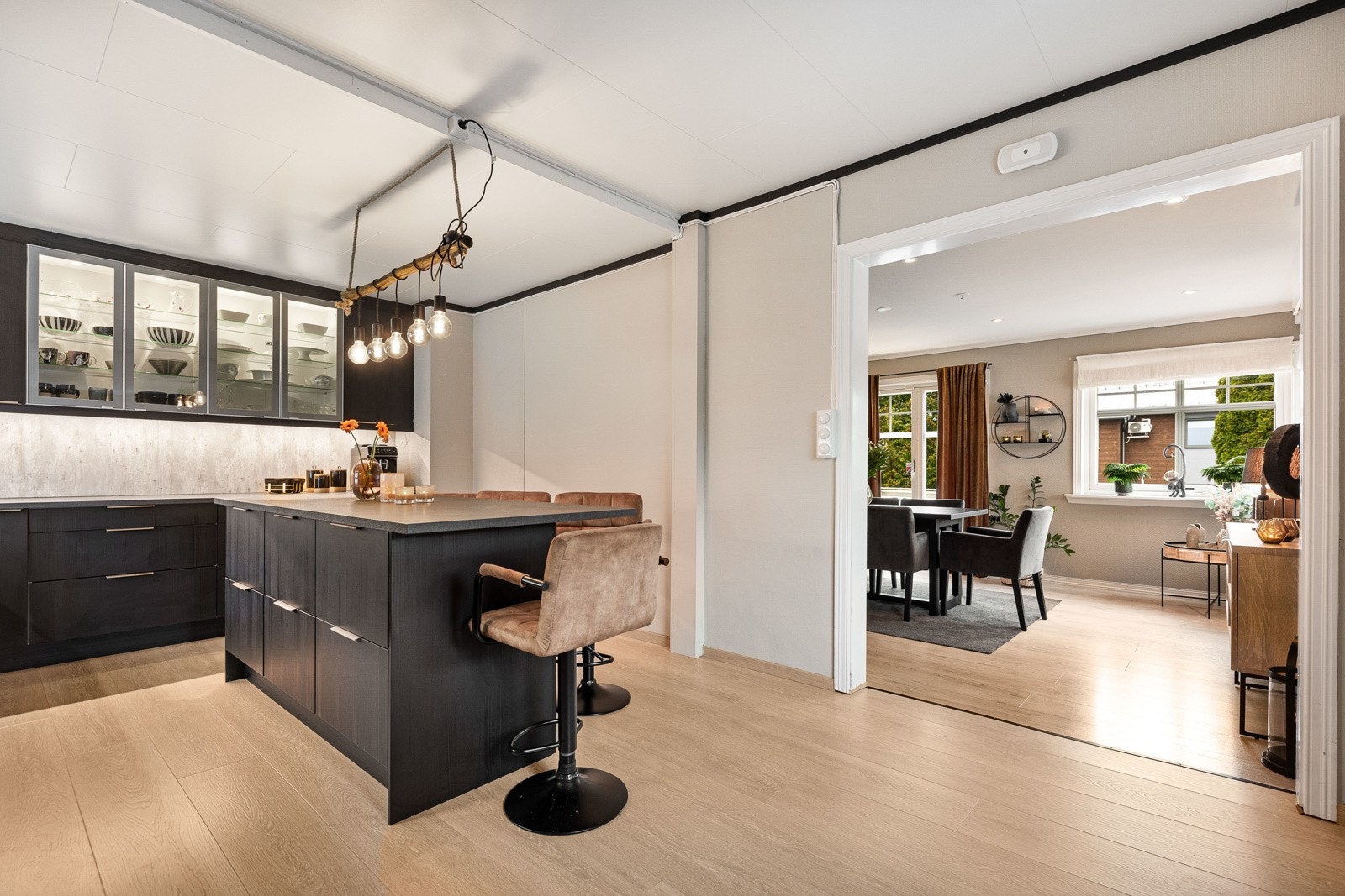 Hjertet i huset er et flott kjøkken med moderne og meget funksjonell innredning fra 2021. Galleribilde