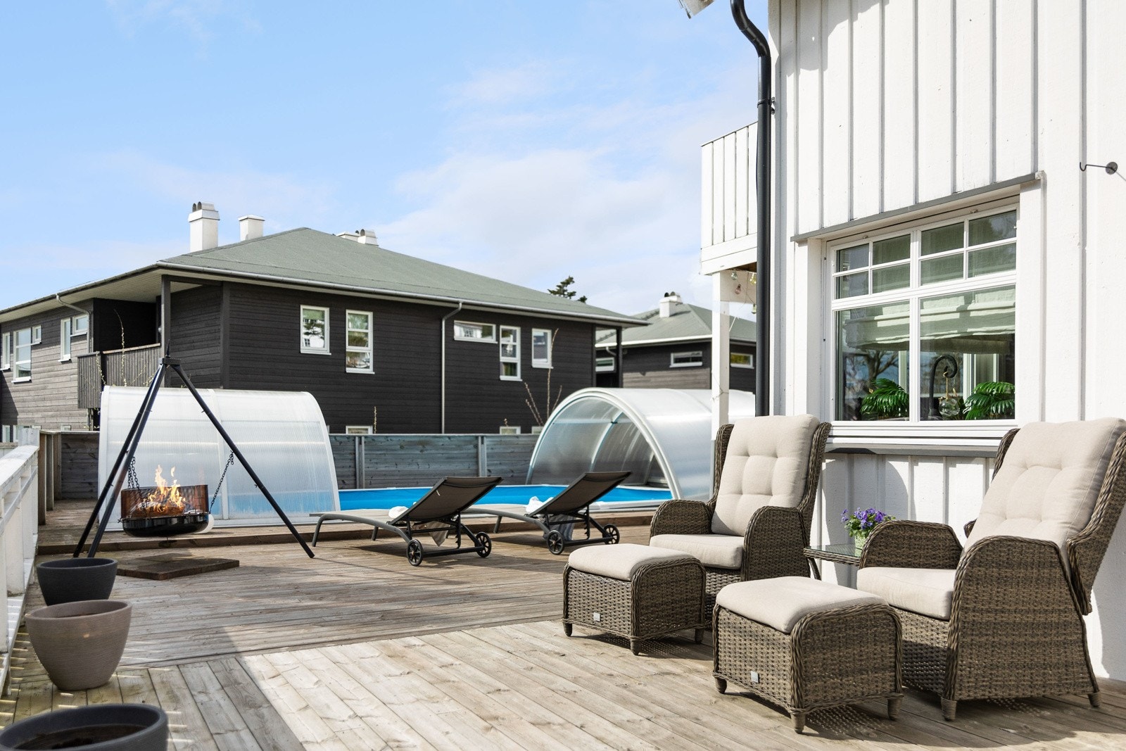 Terrassen innredes enkelt i ulike soner, og innbyr til både stille stunder og lange, sosiale kvelder. Galleribilde