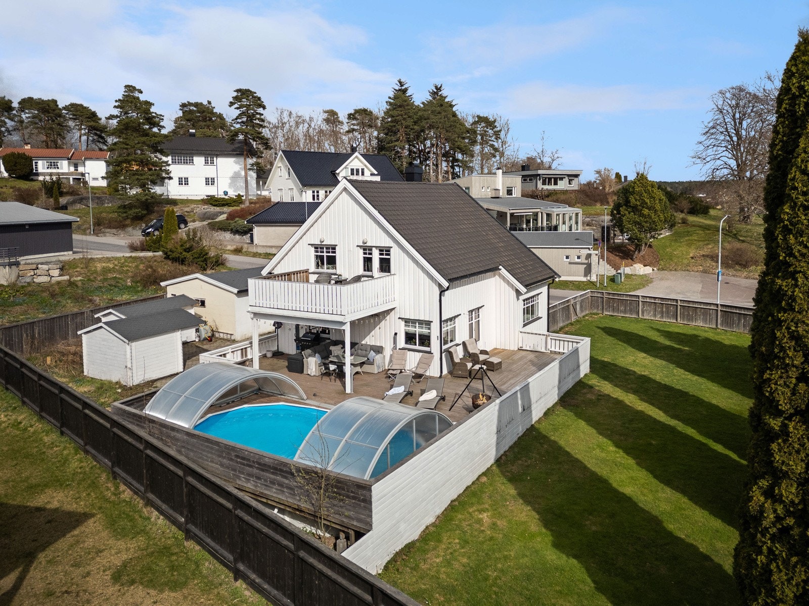 Velkommen til en flott familiebolig på Gloppe, med god og innholdsrik planløsning over tre etasjer. Galleribilde
