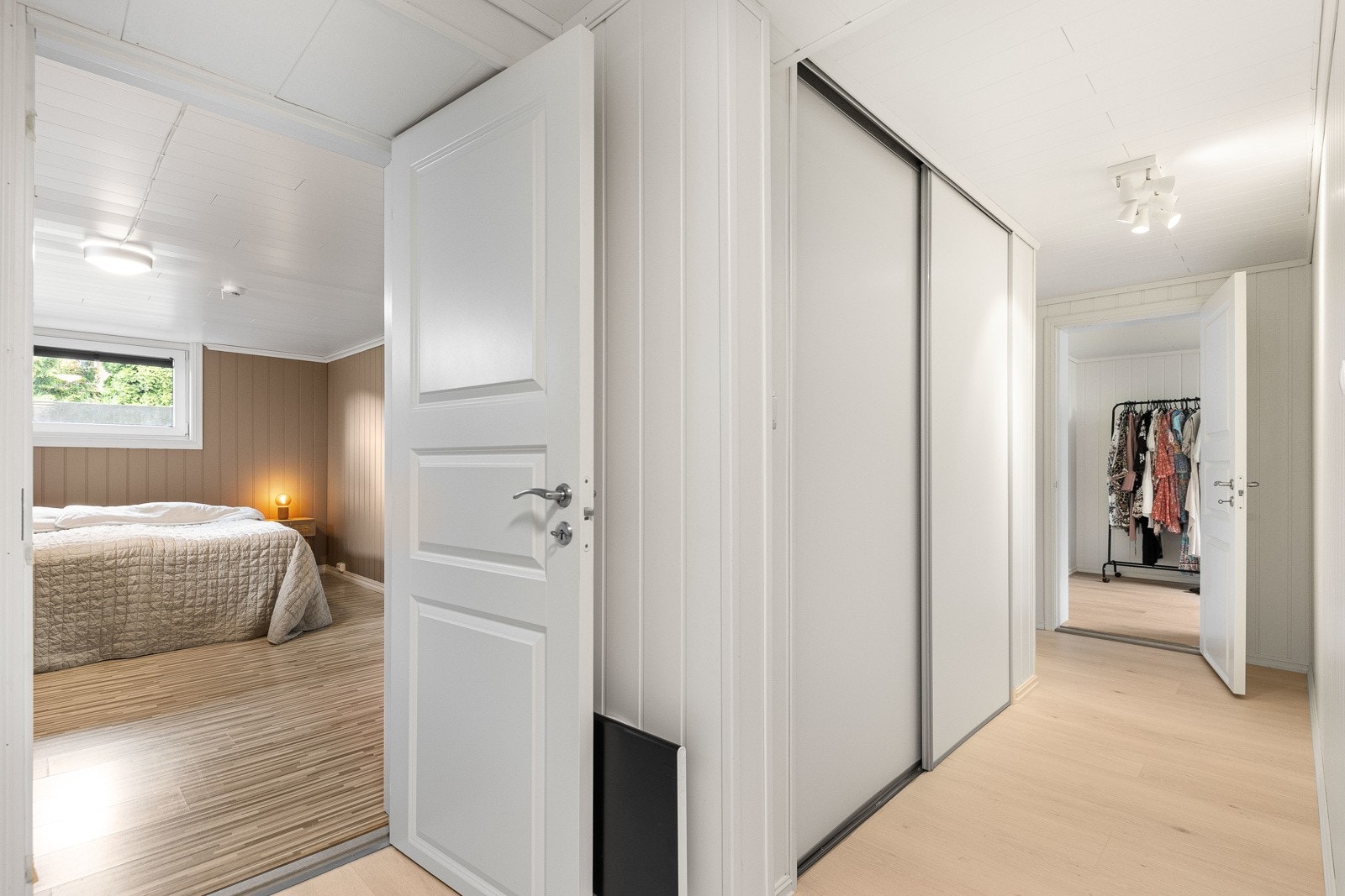 Kjelleren er innholdsrikt innredet med flere rom og bad. Galleribilde