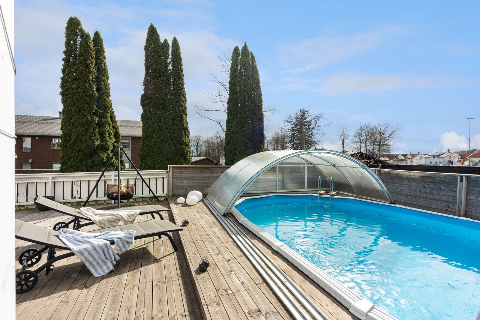 Høydepunktet er et stort svømmebasseng, og her kan man invitere gjester på poolparties og lange sommerkvelder. Galleribilde