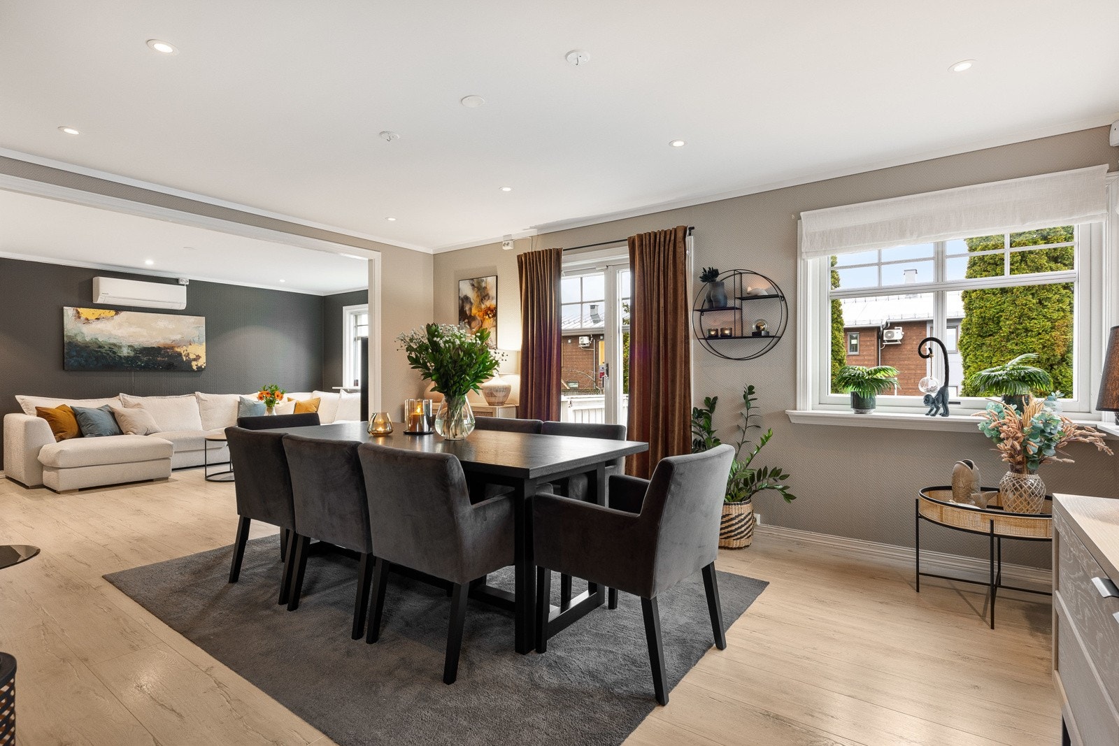 Her samles venner og familie for hyggelige måltider rundt et langbord. Galleribilde