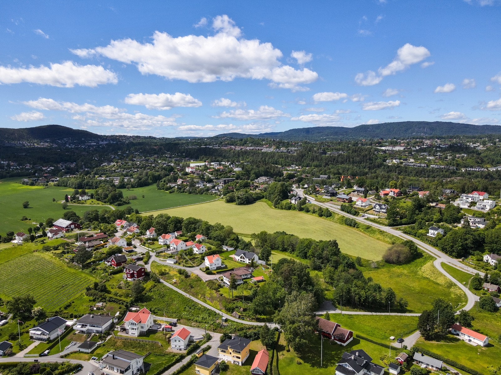 Vinterstid kjøres det opp skiløyper på jordene i nærheten. Det er også kort vei til både Kyststien og marka med flotte turmuligheter Galleribilde