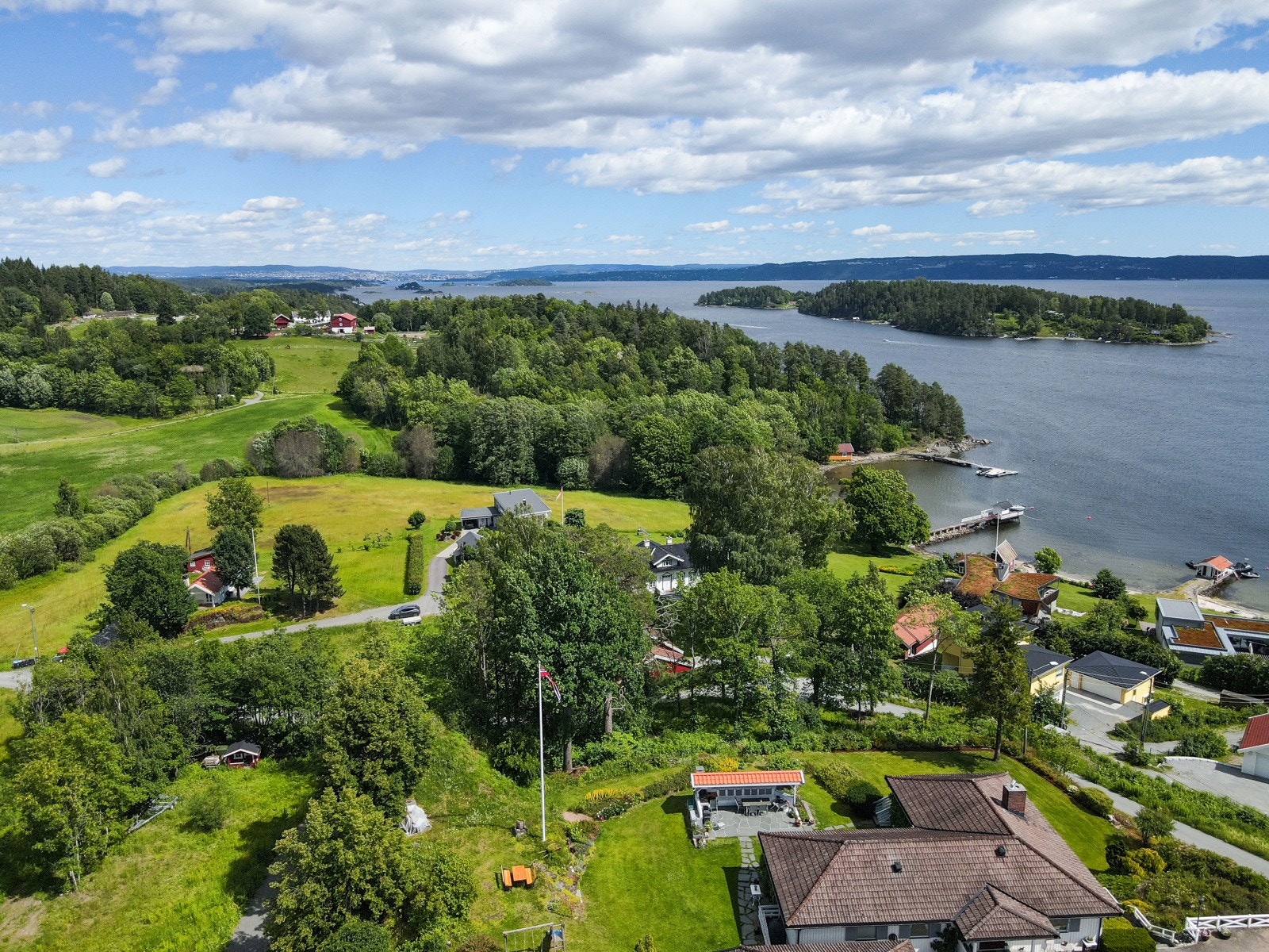 Her bor man i martimt omgivelser med flere populære badeplasser i nærområdet Galleribilde