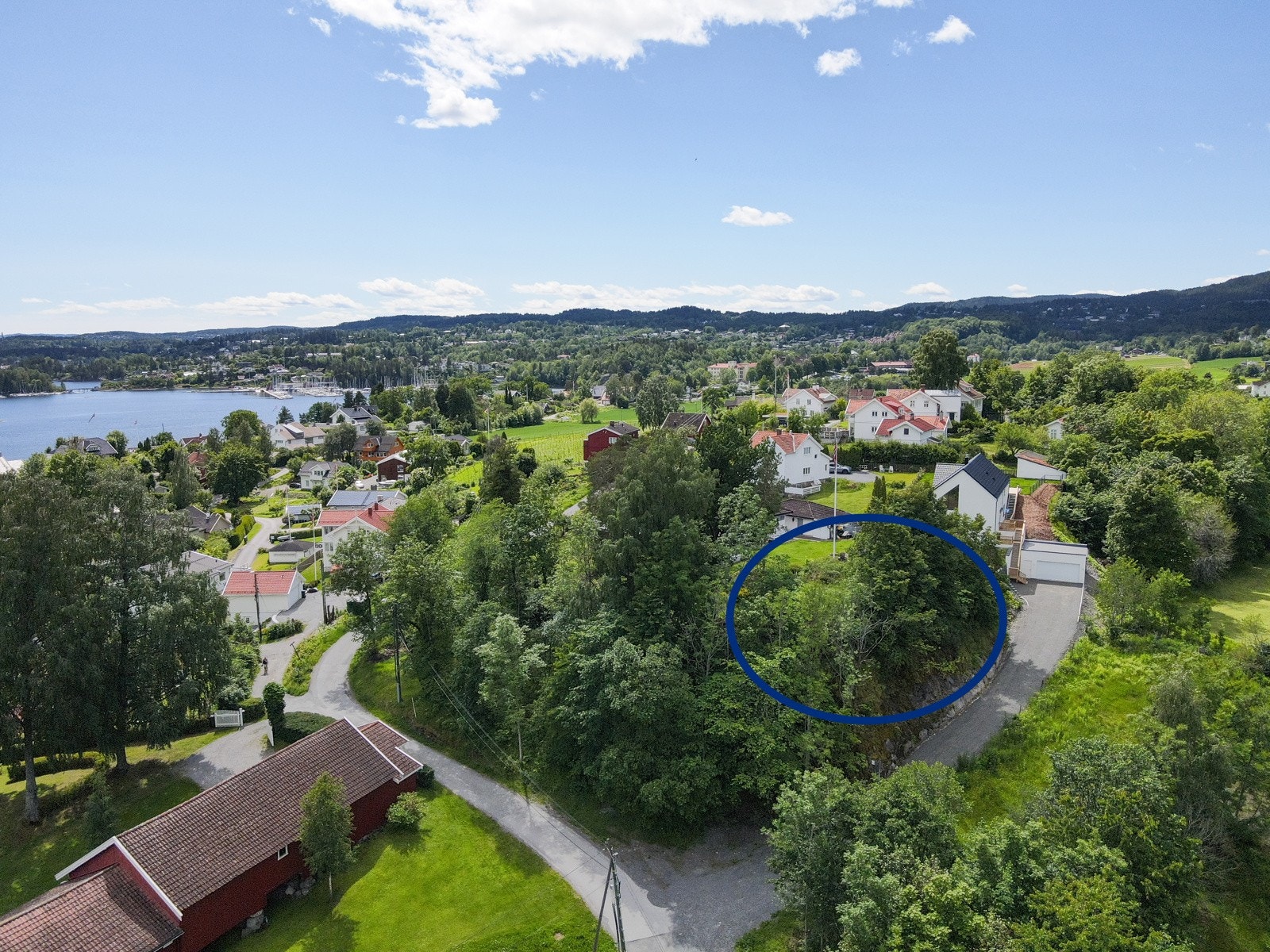 Tomten ligger i et veletablert boligområde Galleribilde