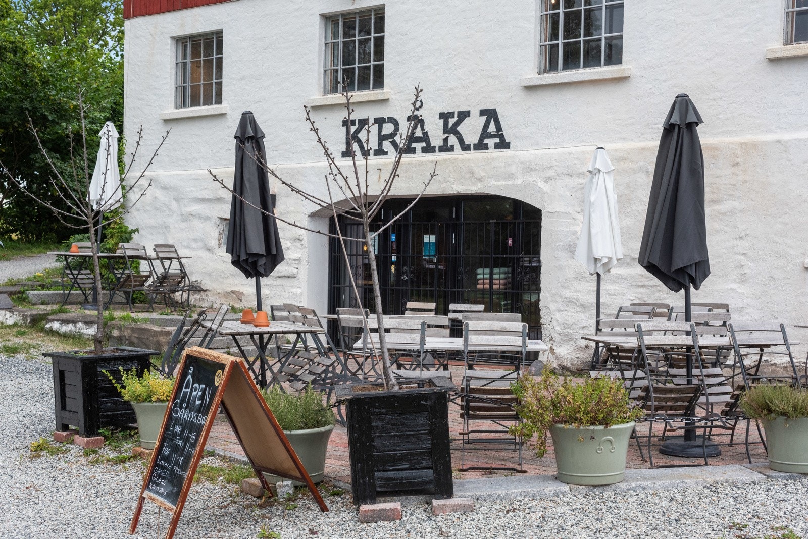 Kråka pub er et populært sted i nærmiljøet. Her kan man møte venner og naboer til lokalt produsert øl, sosiale sammenkomster og shuffleboard Galleribilde
