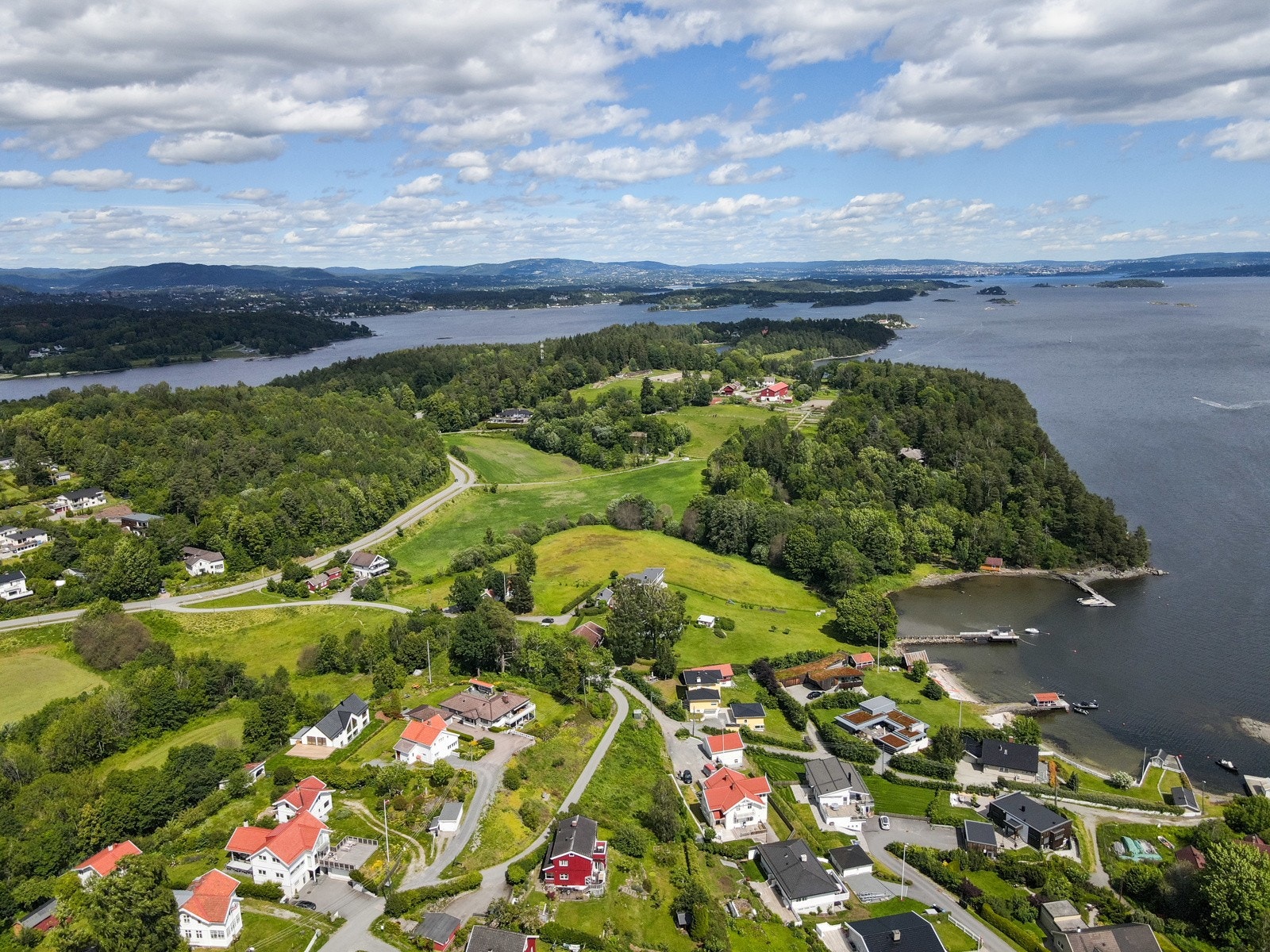 Eiendommen faller slakt ned mot sjøen i sørøst, og har flott utsikt ut mot sjøen Galleribilde
