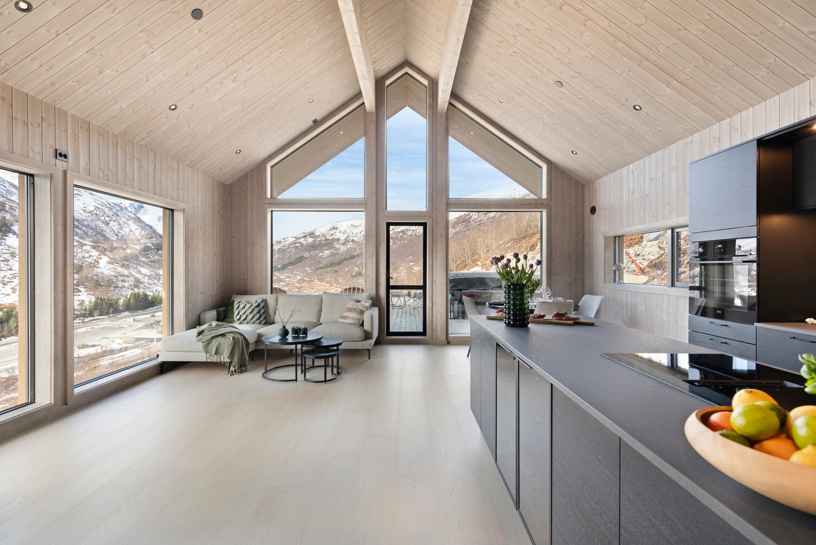 Romslig stue med god takhøyde. Galleribilde