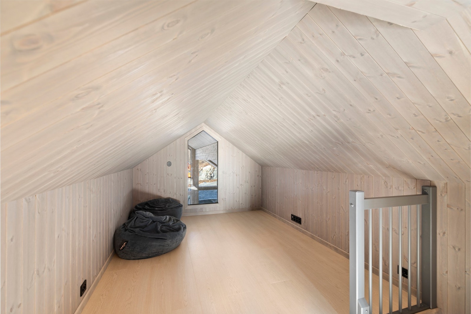 Romslig hemsrom med vindu mot stue i hovedetasjen - perfekt for ungdommene i familien. Galleribilde