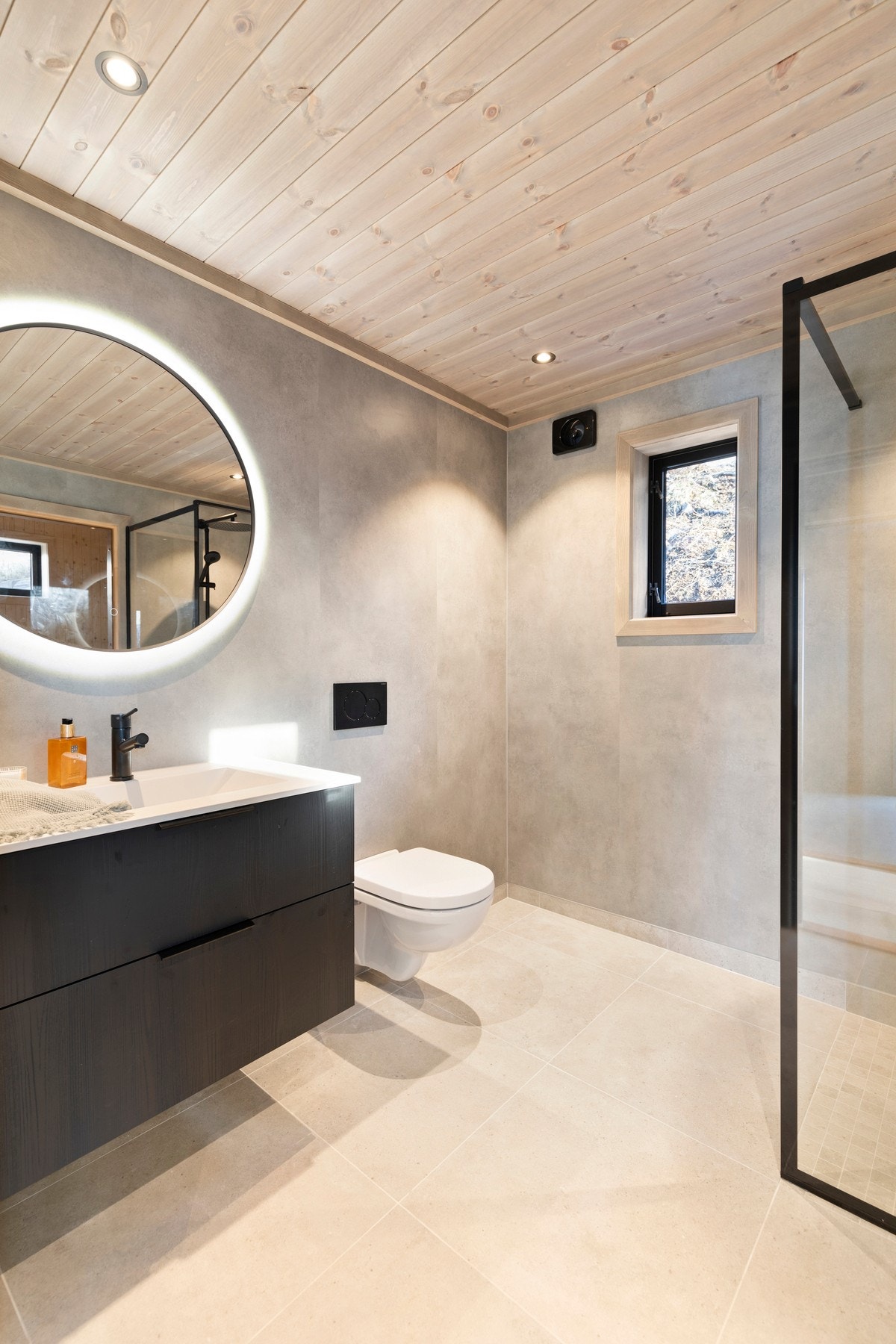 Badet har baderomsinnredning fra HTH, vegghengt toalett, og dusj med dusjvegg. Galleribilde