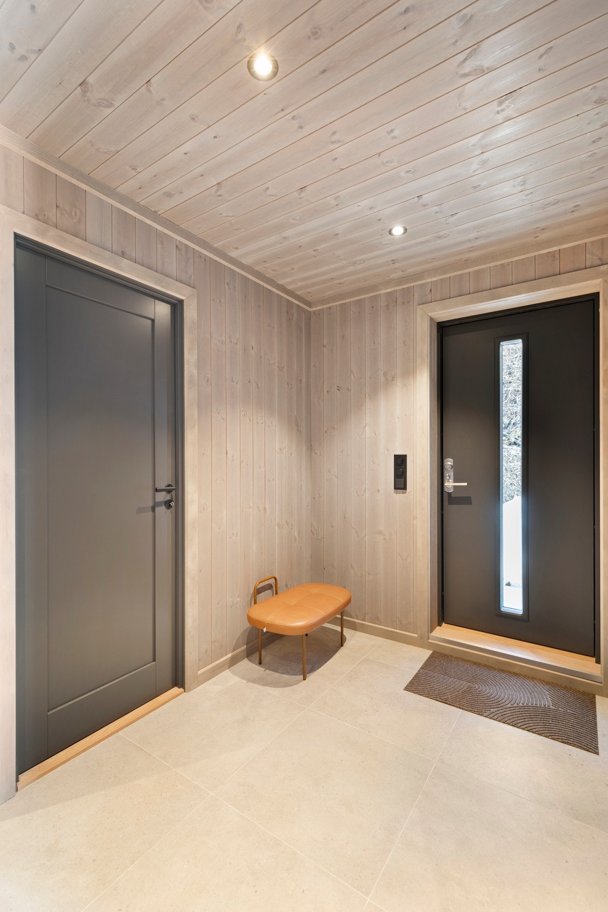 Flislagt gang med spotlights i himling og tilkomst til innvendig bod med egen inngang. Galleribilde