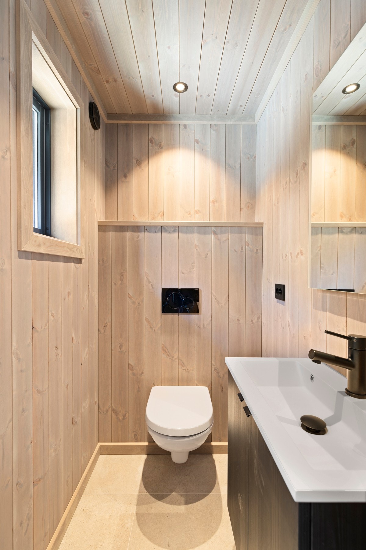 Separat wc-rom med flis på gulv og panel på vegger. Galleribilde