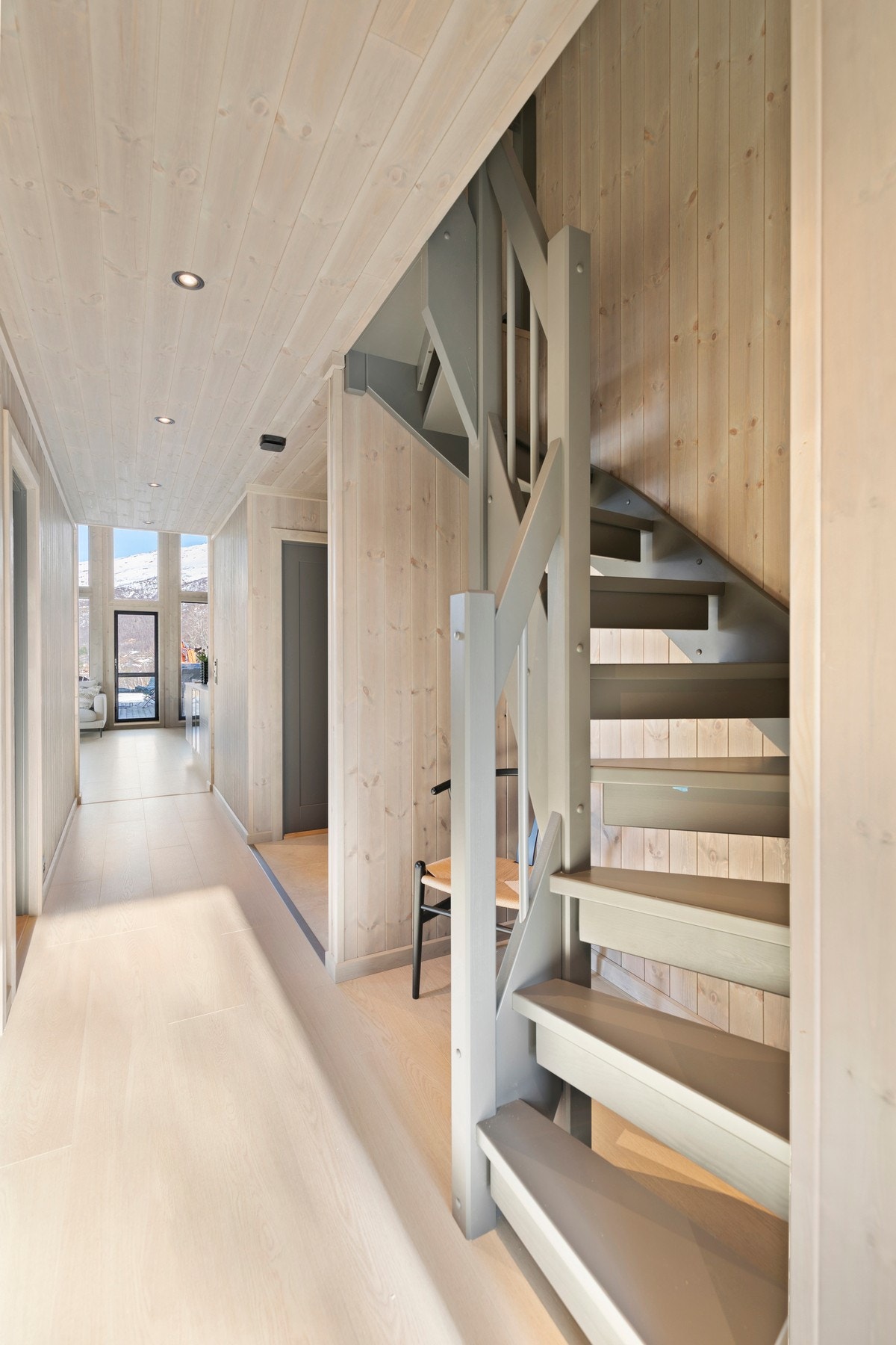 Fra gangen går trappen til loftsetasjen. Galleribilde