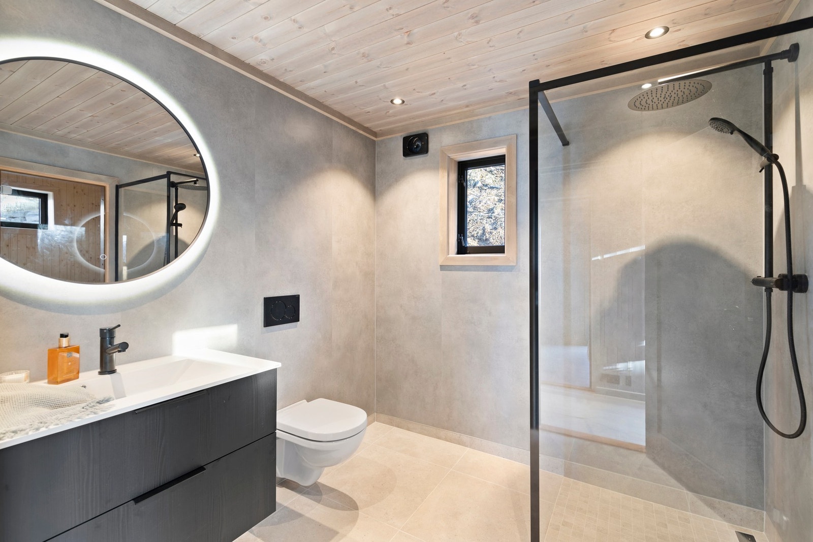 Lekkert bad med flislagt gulv og slette baderomsplater på vegger. Galleribilde