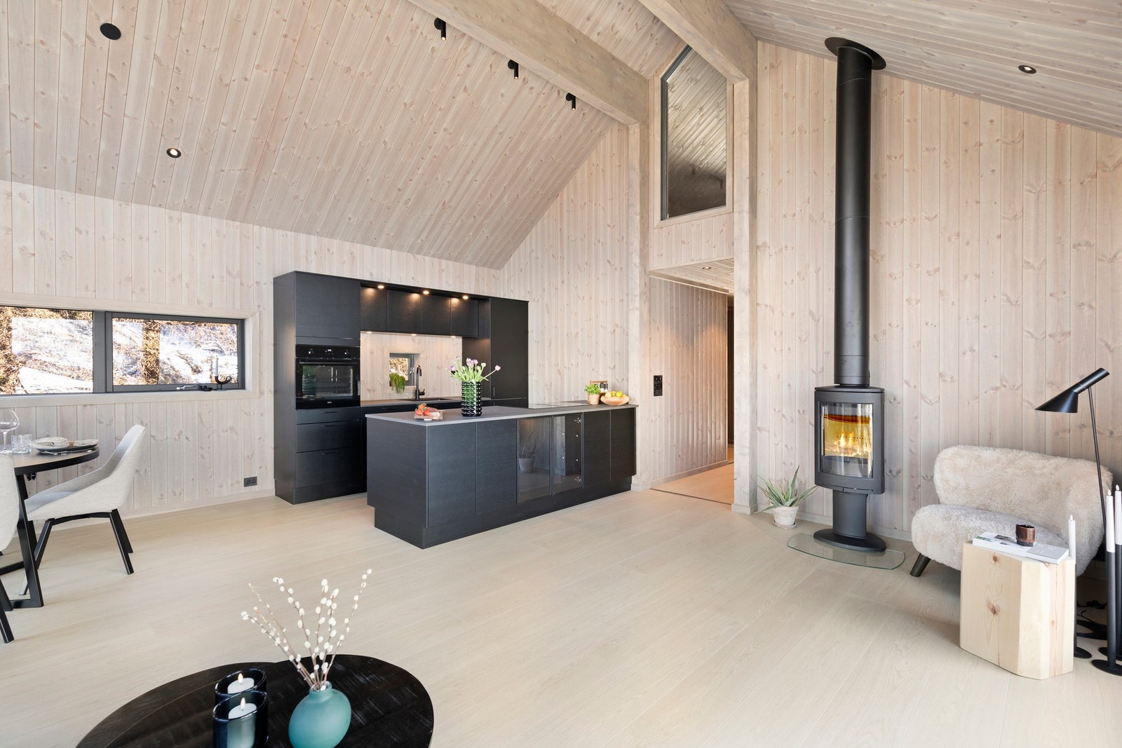 Fra stue er det åpen løsning mot kjøkkenet. Galleribilde