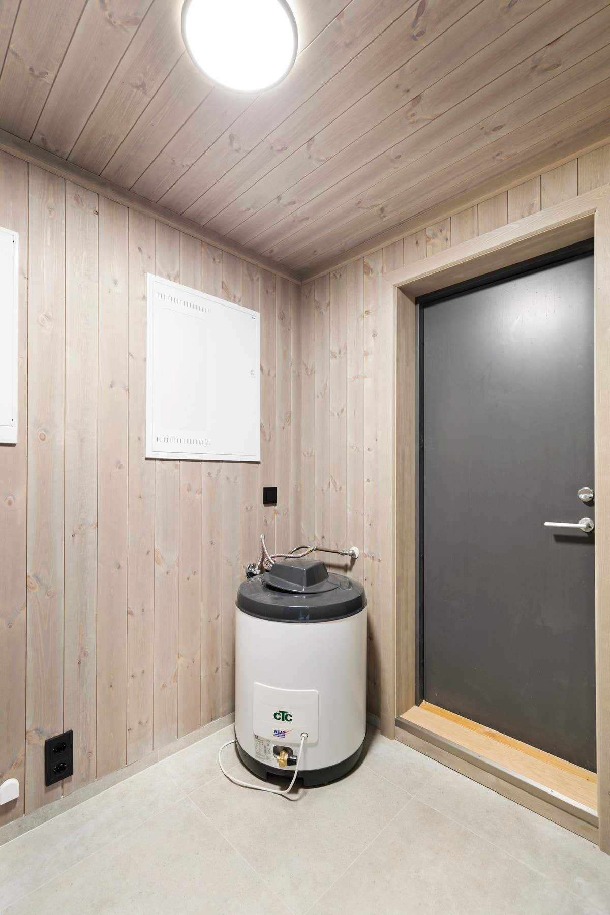 Praktisk, innvendig bod med egen inngang. Rommet har flislagt gulv (60x60), panel på vegger og opplegg for vaskemaskin. Galleribilde