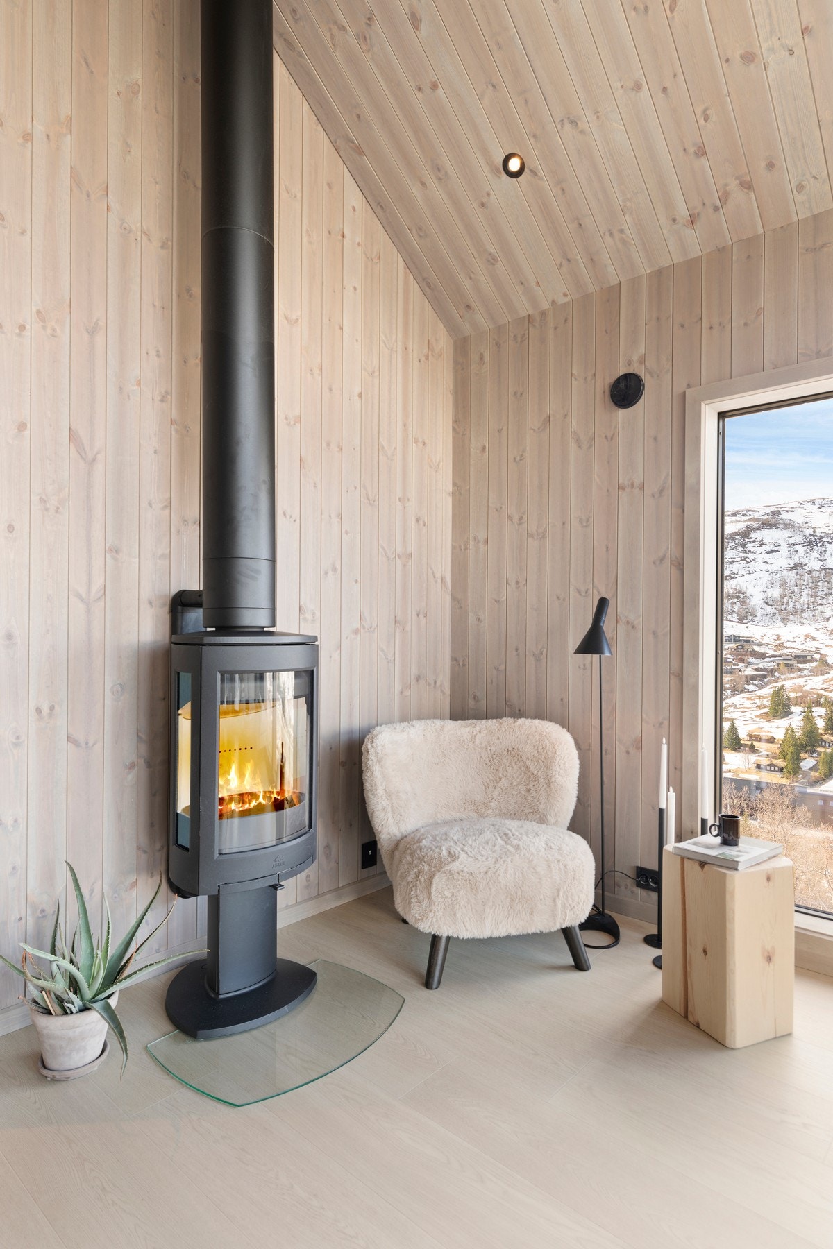 Vedovnen sørger for den riktige stemningen etter en lang dag i skiløypene. Varmekablene i de fleste gulv holder jevn temperatur i hytta. Galleribilde