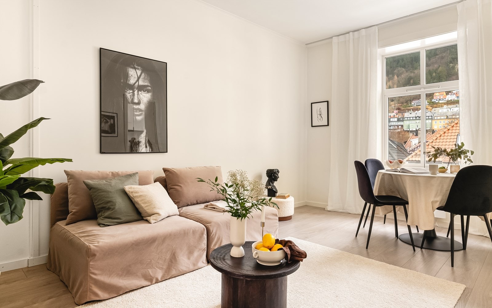 Stuen sikrer god plass til både sofa- og spisegruppe. Galleribilde