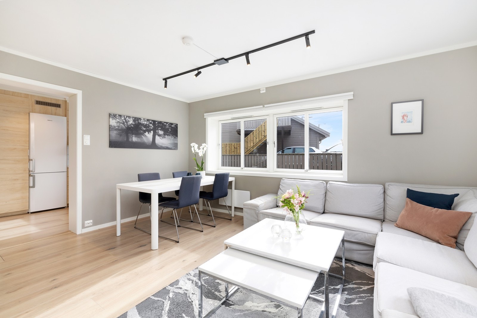 Her er også plass til spisebord ved vindusrekken Galleribilde