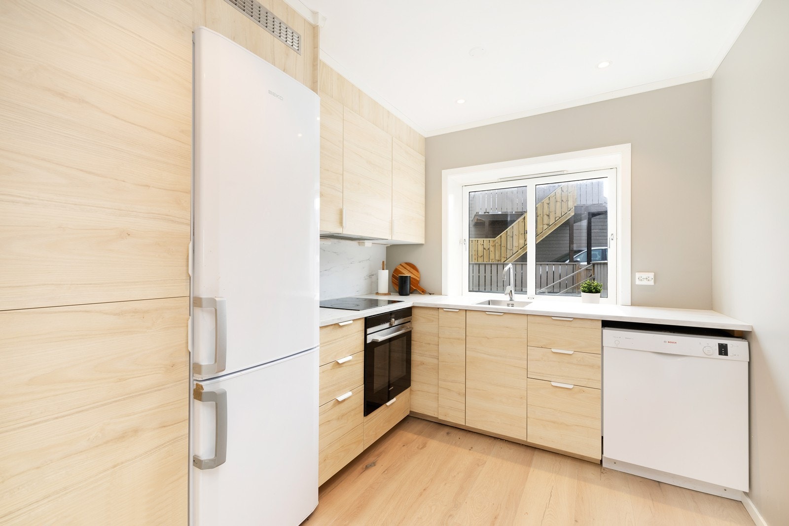 Kjøkkenet er praktisk med god skap og benkplass Galleribilde