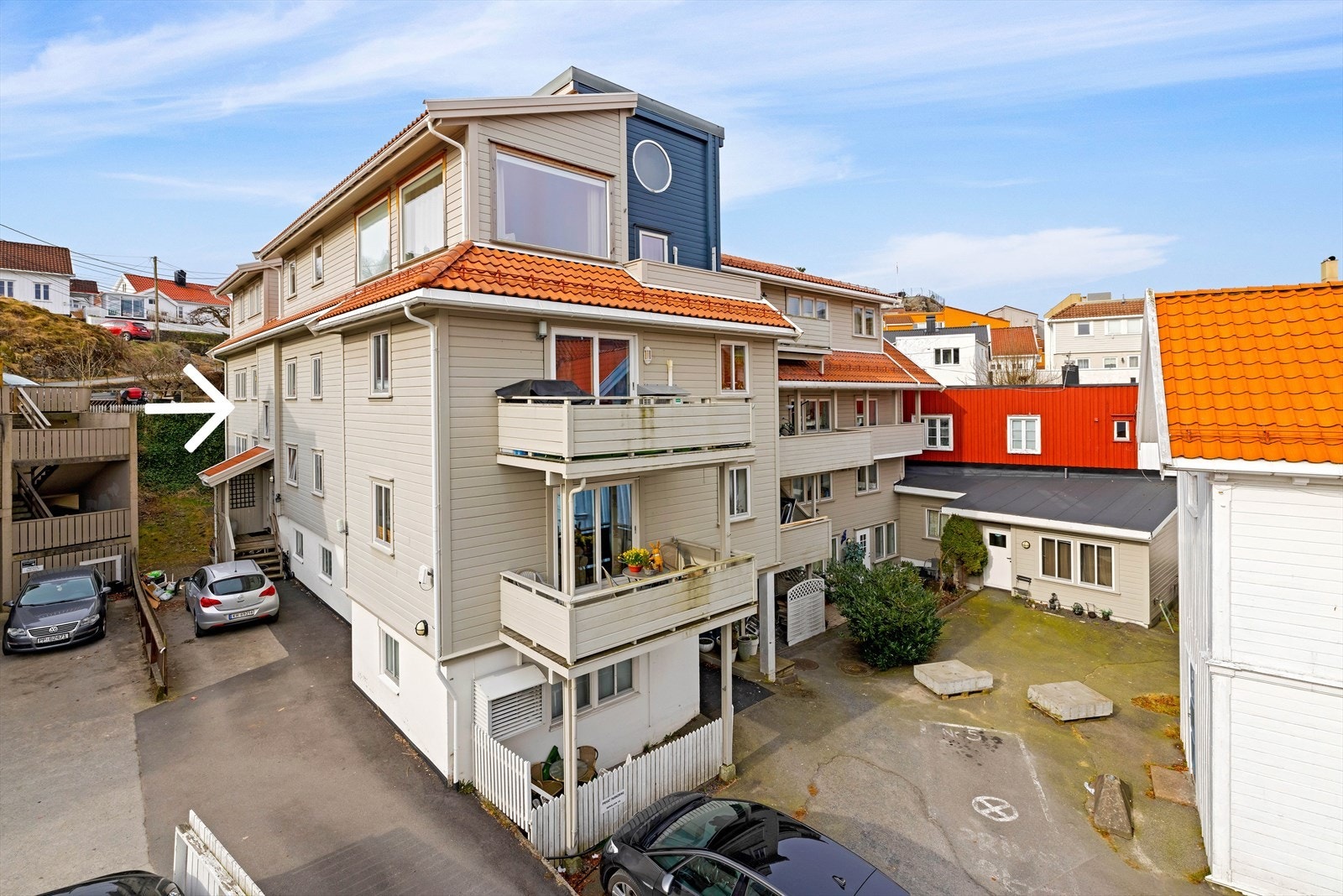 Fasade med inngangsparti av leilighetsbygget som ligger midt i hjertet av Grimstad sentrum Galleribilde