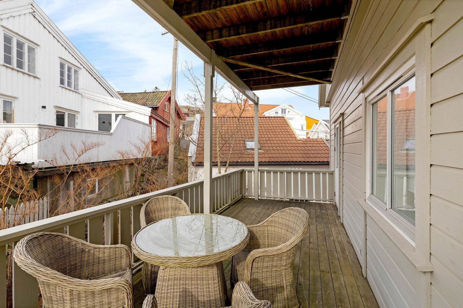 Utsikt over nærområdet som i hovedsak består av trehusbebyggelse Galleribilde