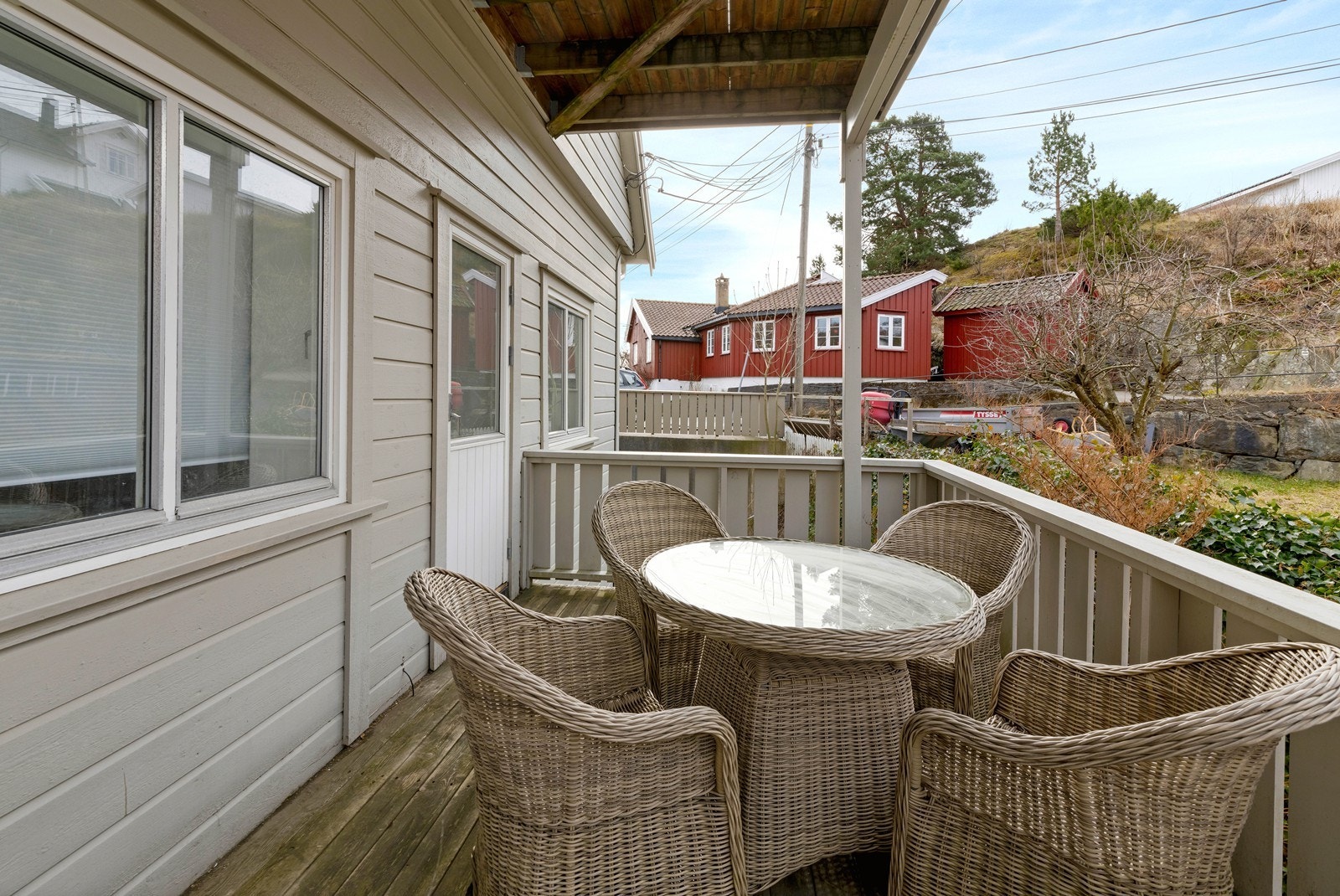 Koselig terrasse med plass til sittegruppe Galleribilde