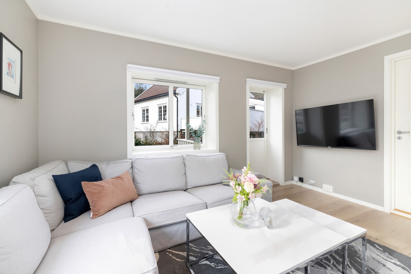 Stuen har plass til sofa og bord Galleribilde