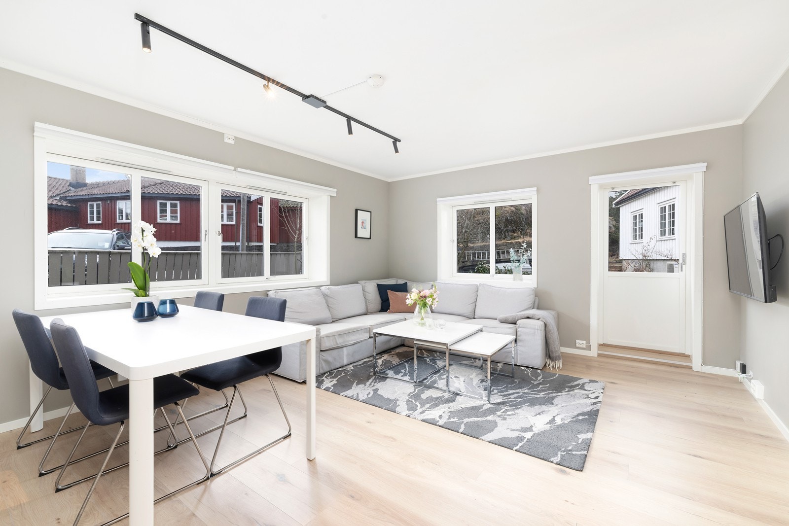 Gode lysforhold med store vindusflater som slipper inn dagslys Galleribilde