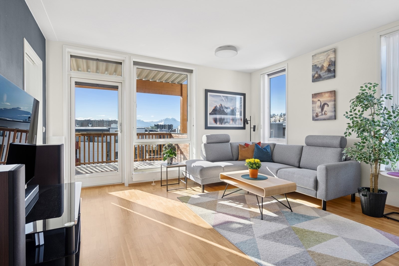 Oppholdsrommet er lyst og innbydende, med parkettgulv. Galleribilde