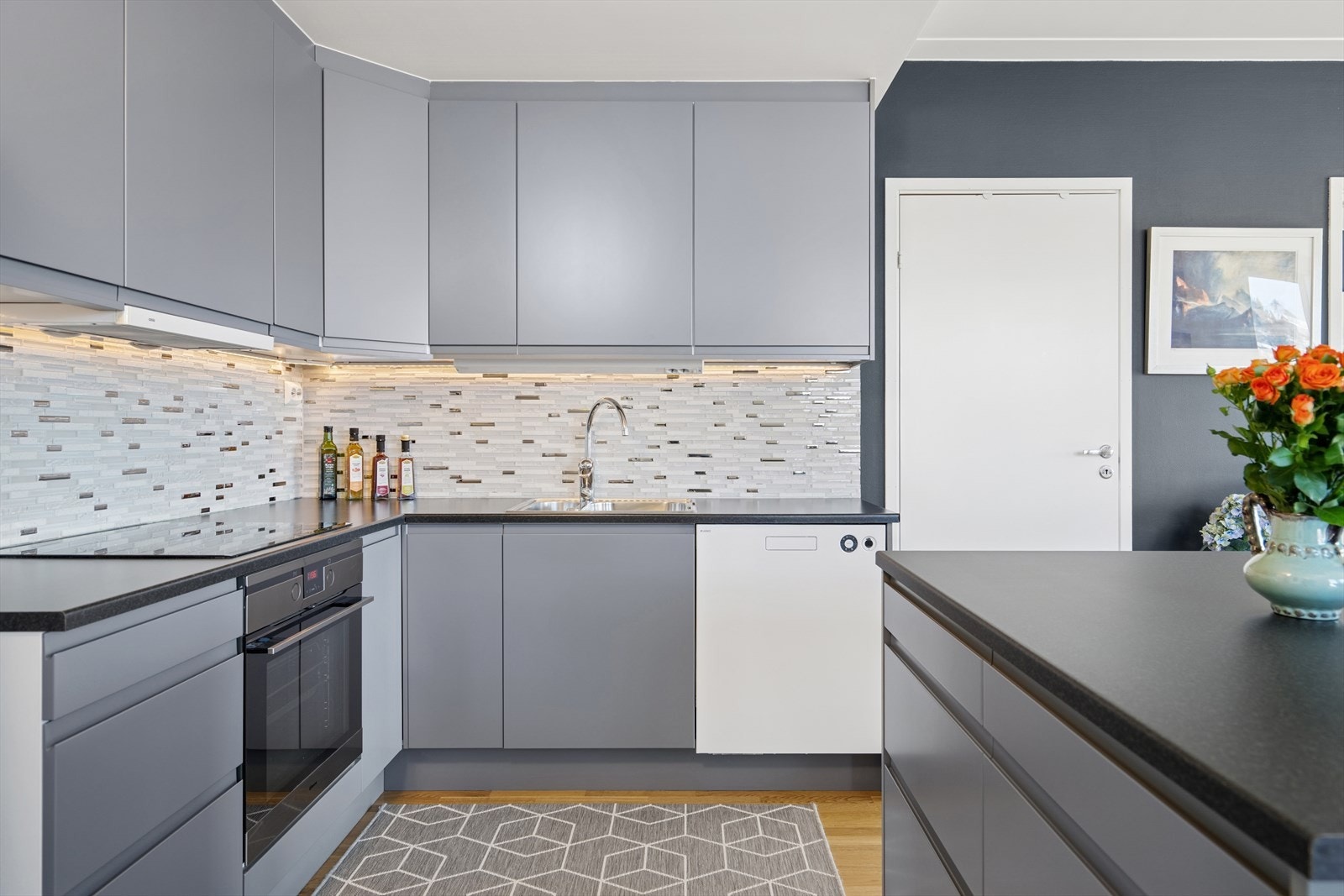 Det opplyses om at det i 2022 ble montert nye fronter og kjøkkenøy. Galleribilde