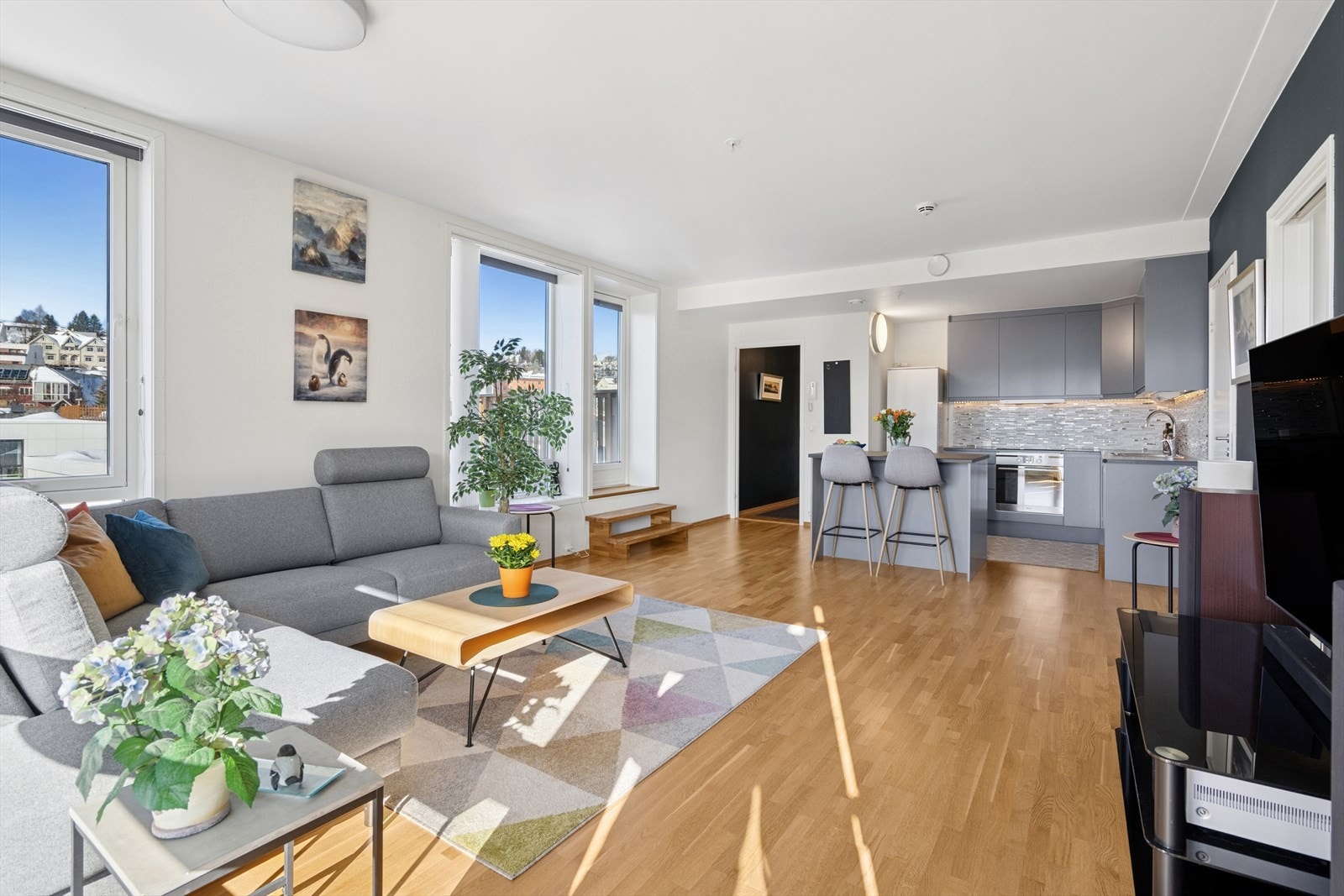 Leiligheten har en åpen stue- og kjøkkenløsning. Galleribilde