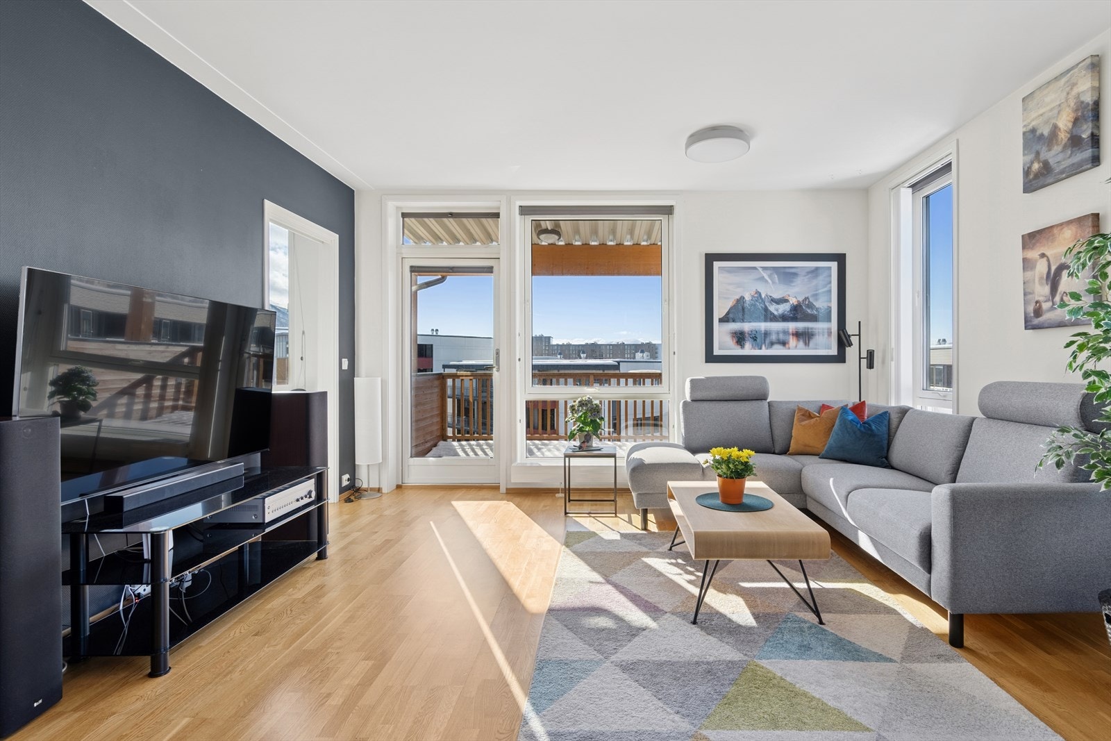 Leiligheten er varmet opp med fjernvarme via vannbåren varme til radiator i stuen. Galleribilde