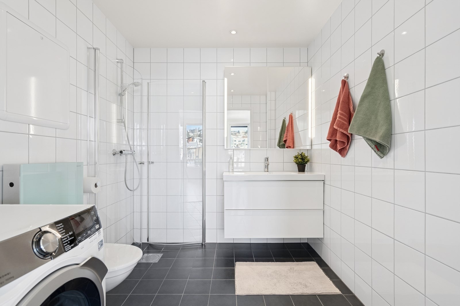 Romslig flislagt bad med varmekabler i gulv. Galleribilde