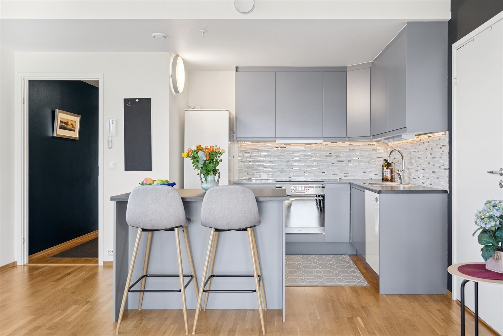 Kjøkkenet består av laminerte skrog med laminerte slette fronter og laminert benkeplate. Galleribilde