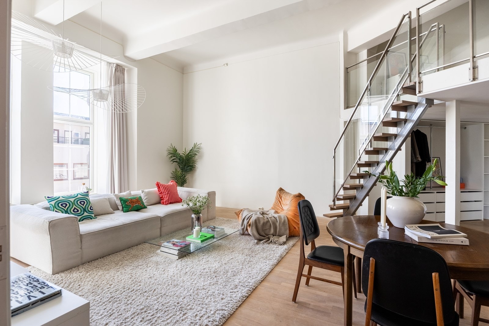 De store vindusflatene slipper inn rikelig med naturlig lys, og takhøyden på hele 4,03 meter skaper en spesiell romfølelse som er både luftig og imponerende Galleribilde