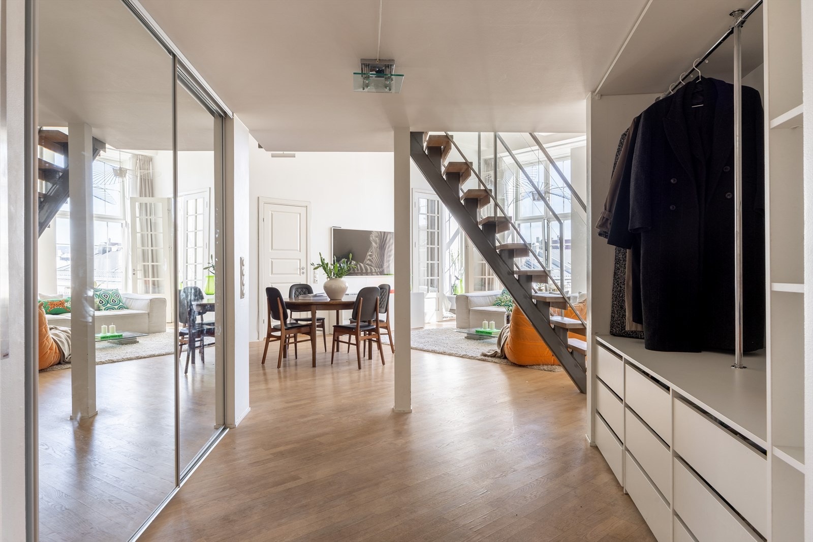 Over entrén er den andre mesaninen Galleribilde