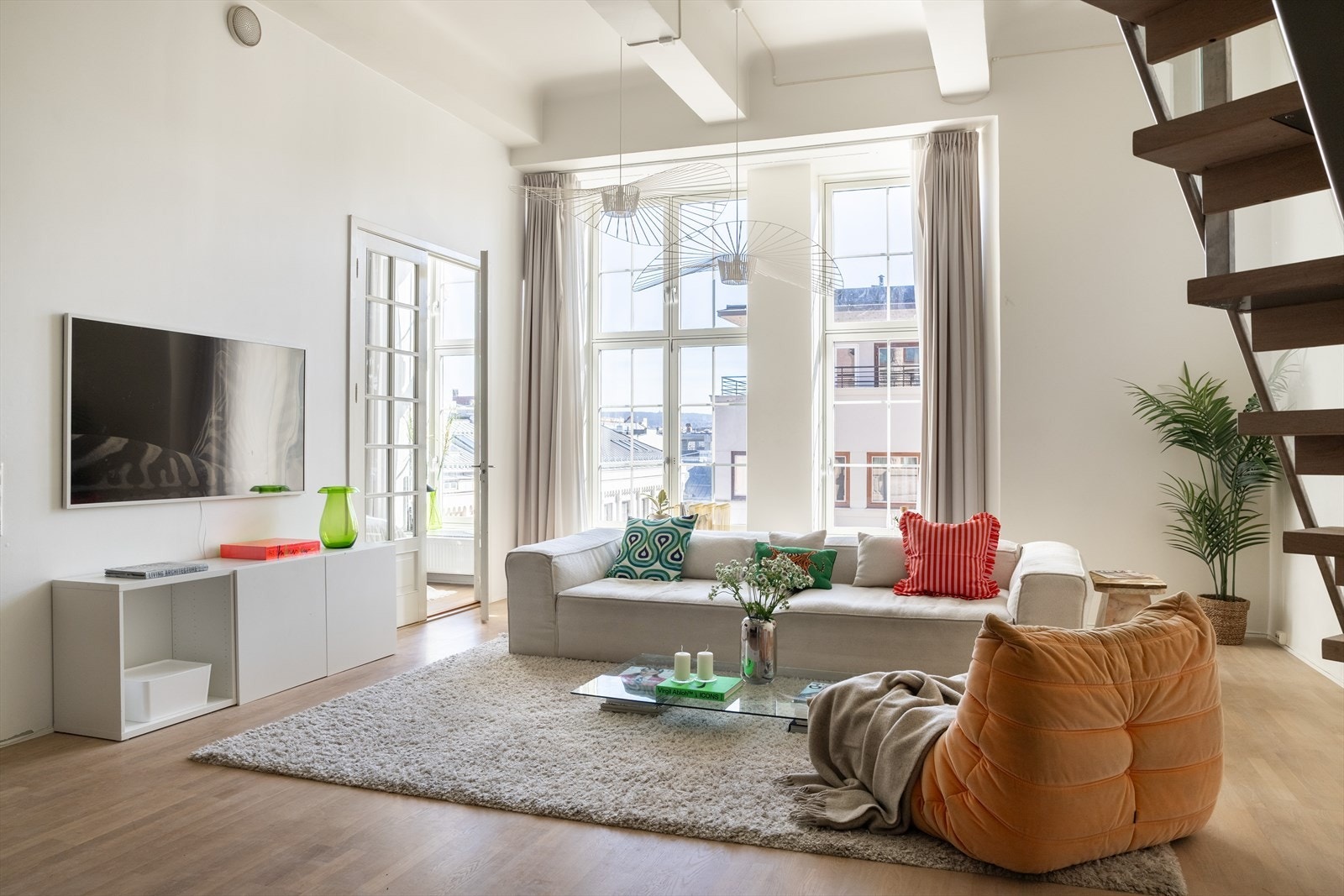 Gjennomtenkt planløsning kombinert med generøs takhøyde og store vindusflater gir en bolig med særpreg Galleribilde