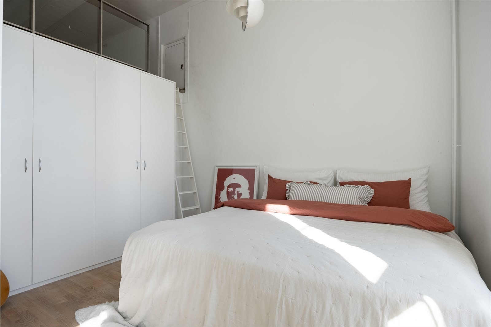 Soverommet har god plass til en dobbeltseng - Det medfølger et garderobeskap med glatte fronter Galleribilde